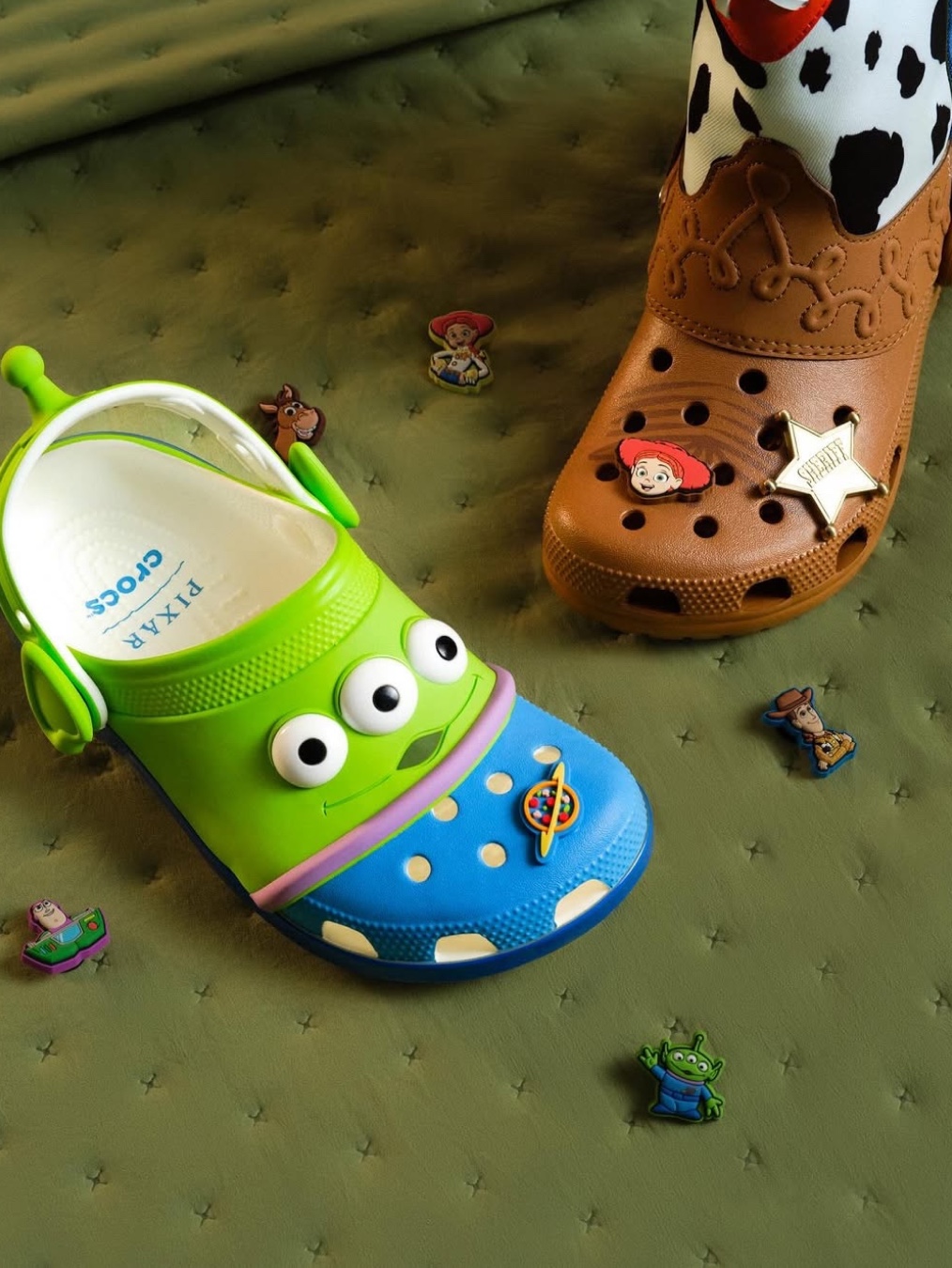 Crocs x Toy Story Alien Classic Clog Multi, Crocs x Toy Story Buzz Lightyear Classic Clog Blue Grey 착용 스타일 - 4