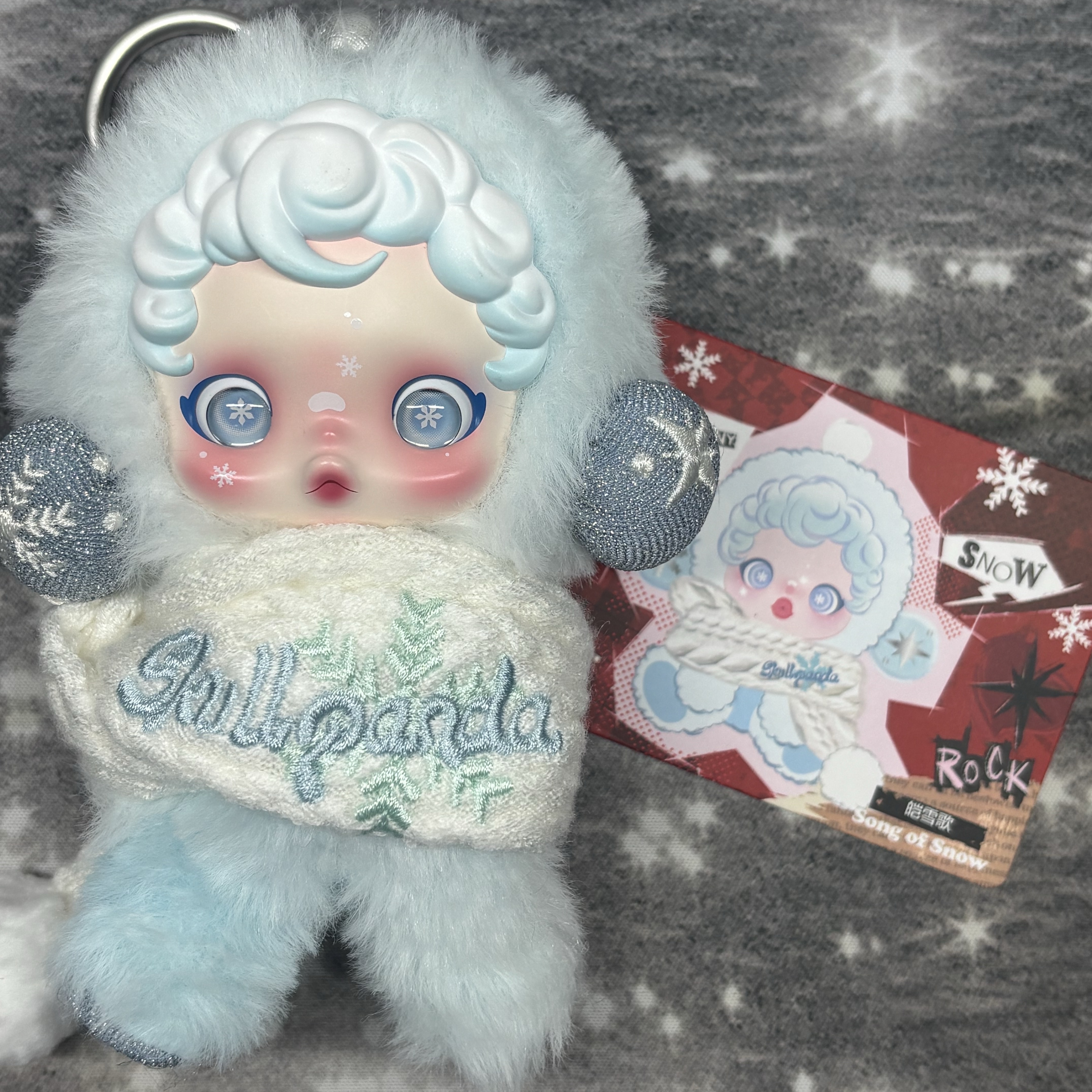 Pop Mart Skullpanda Winter Symphony Series Keyring Song of Snow (Opened Case) 착용 스타일