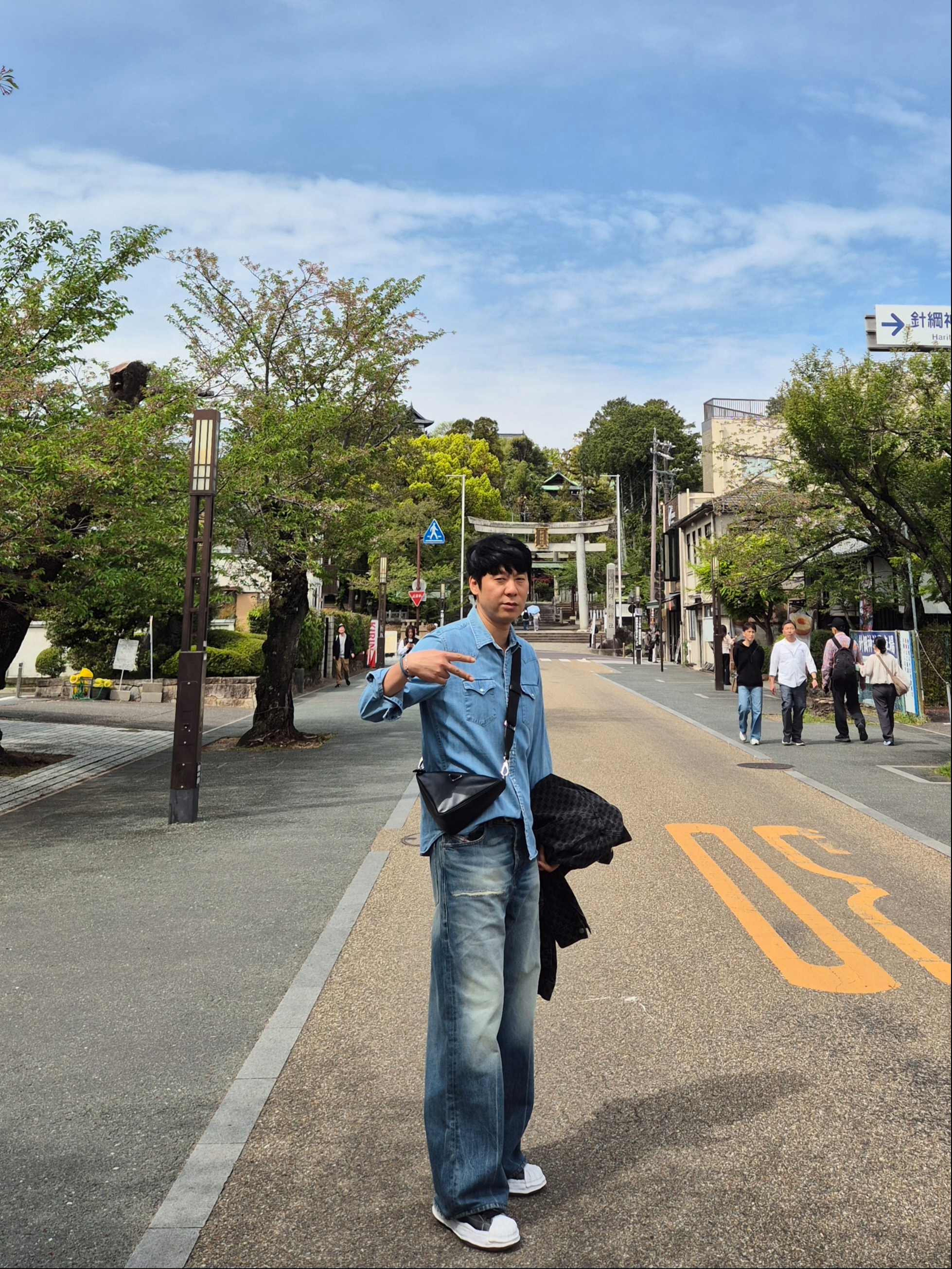 Prada Triangle Leather Bag Black, (W) Diesel Relaxed Jeans 1996 D-Sire 09l47 Medium Blue 착용 스타일 - 4