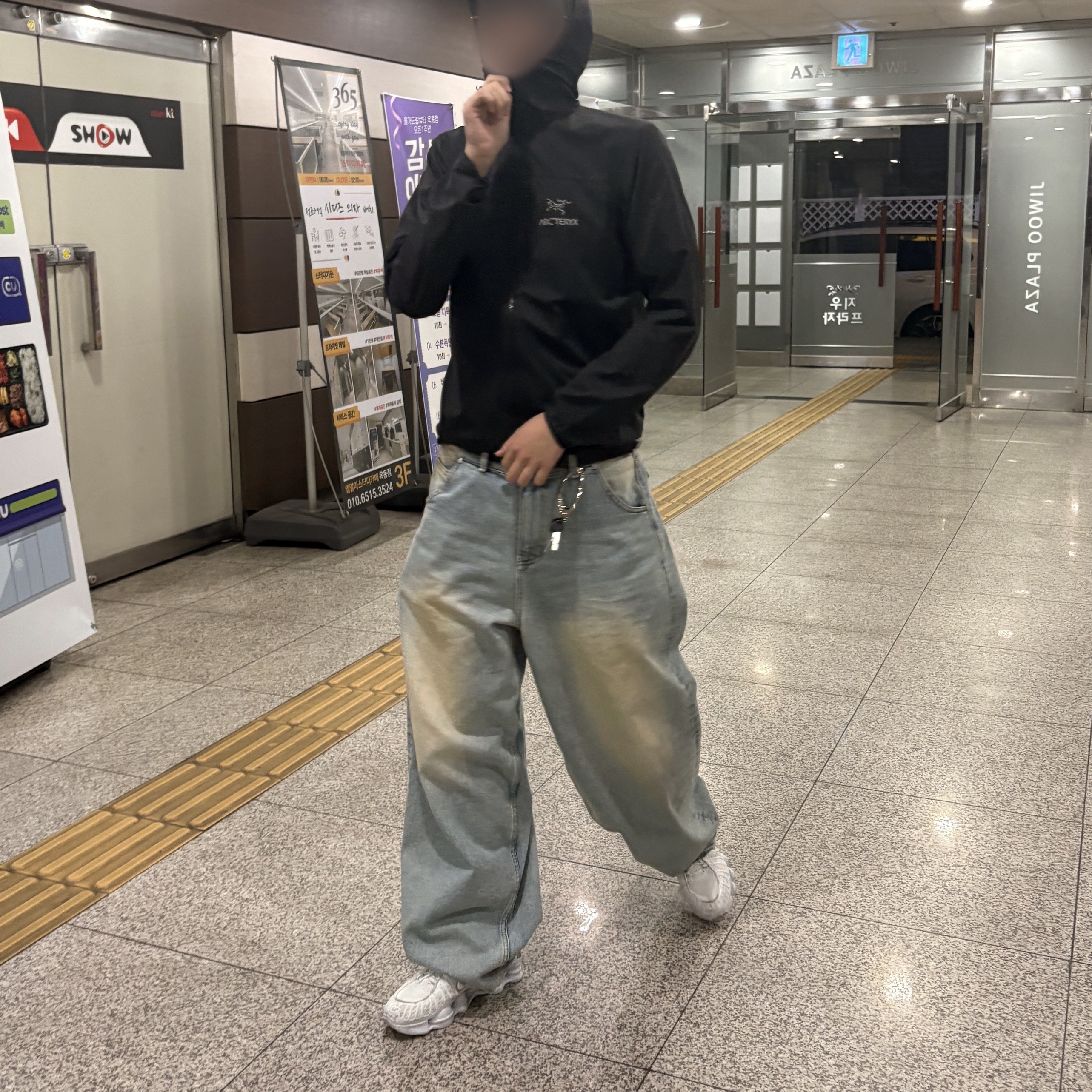 Arc'teryx Squamish Hoody Black, Nike Shox TL Metallic Silver 착용 스타일
