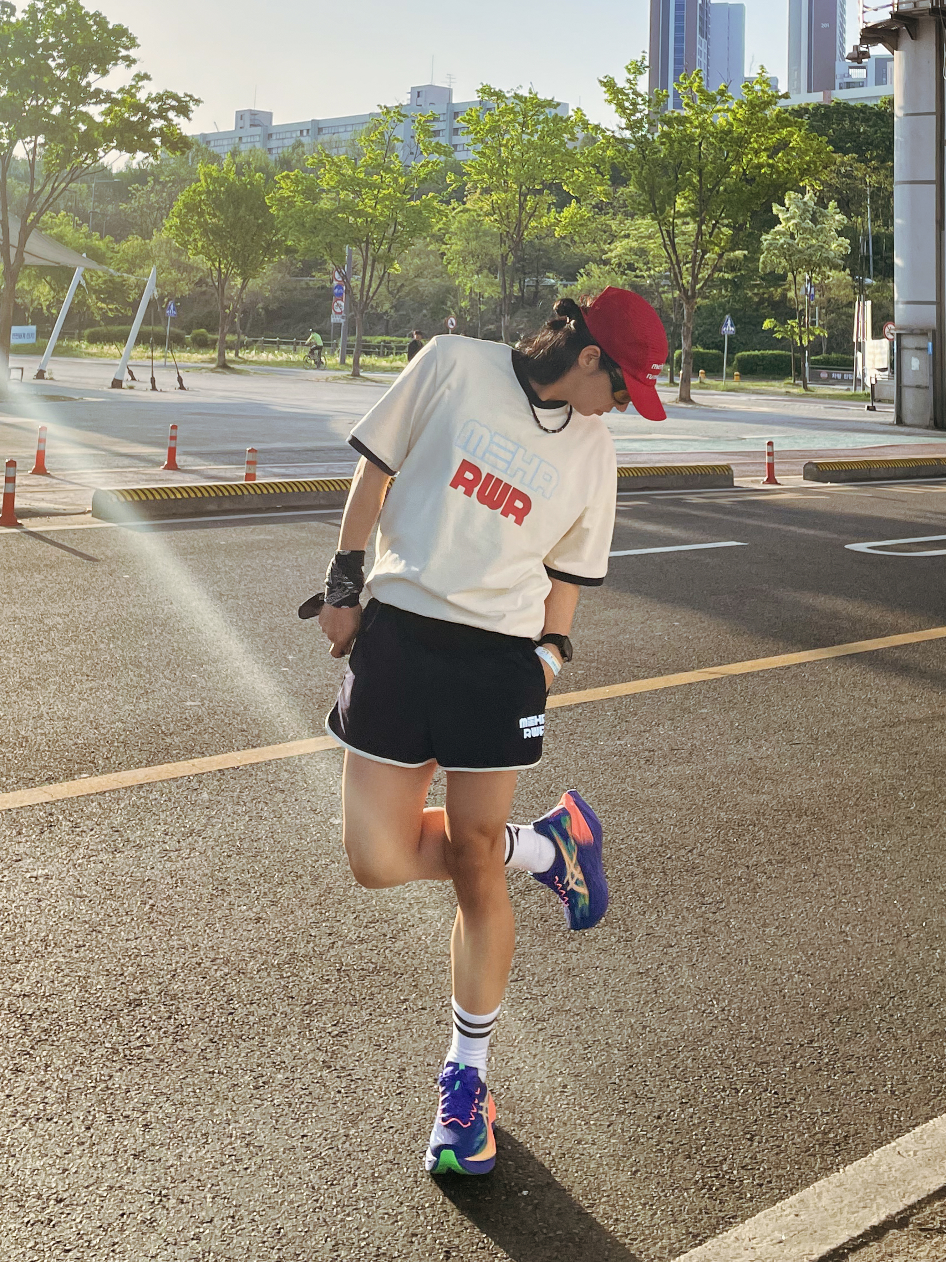 [KREAM 단독] RWR x MEHR Mesh Cap Red, [KREAM 단독] RWR x MEHR 3inch Shorts Dark Navy 착용 스타일 - 3