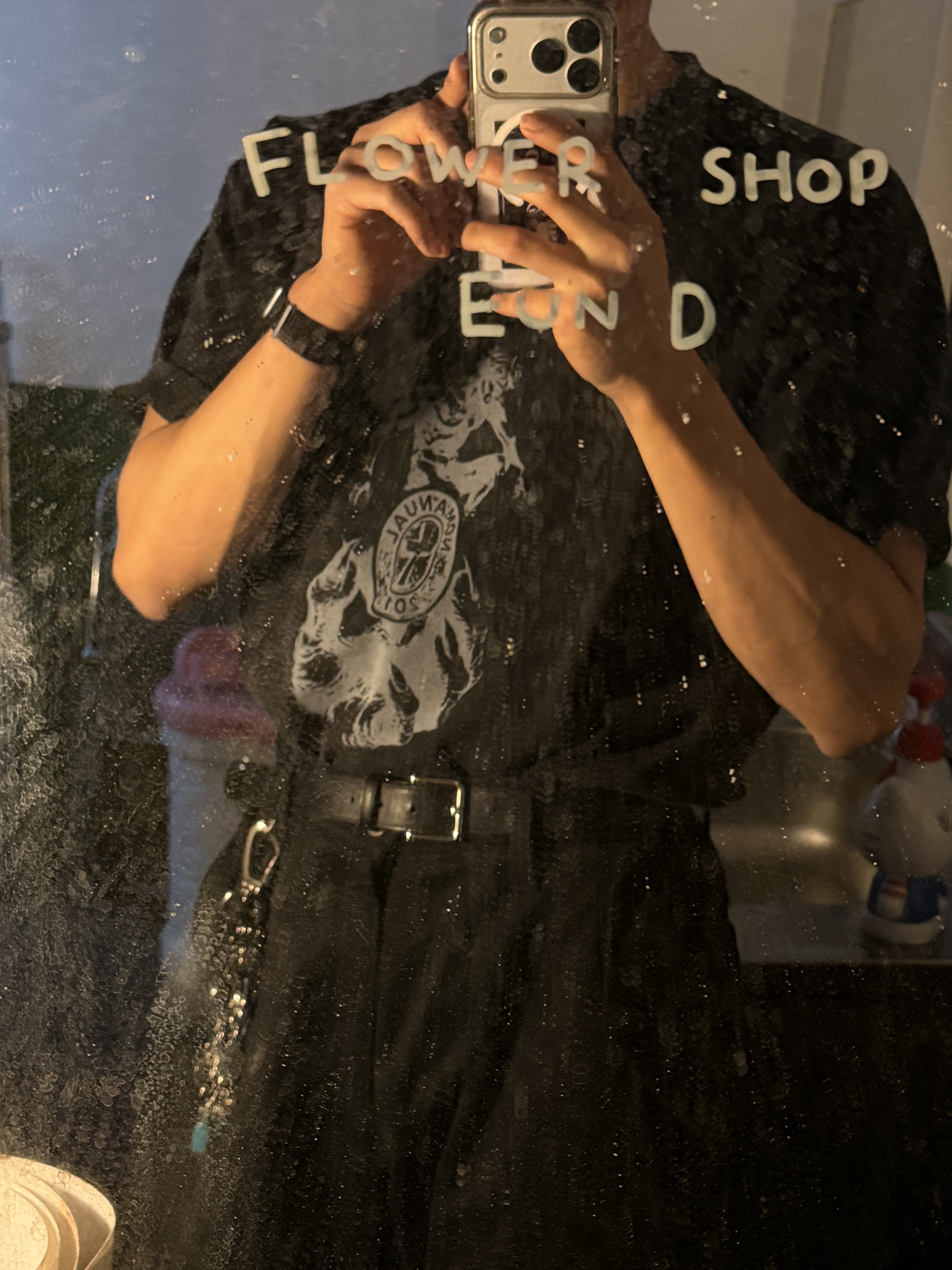 [KREAM 단독] NOMANUAL Devil Ring Damaged T-shirt Washed Black 착용 스타일 - 1