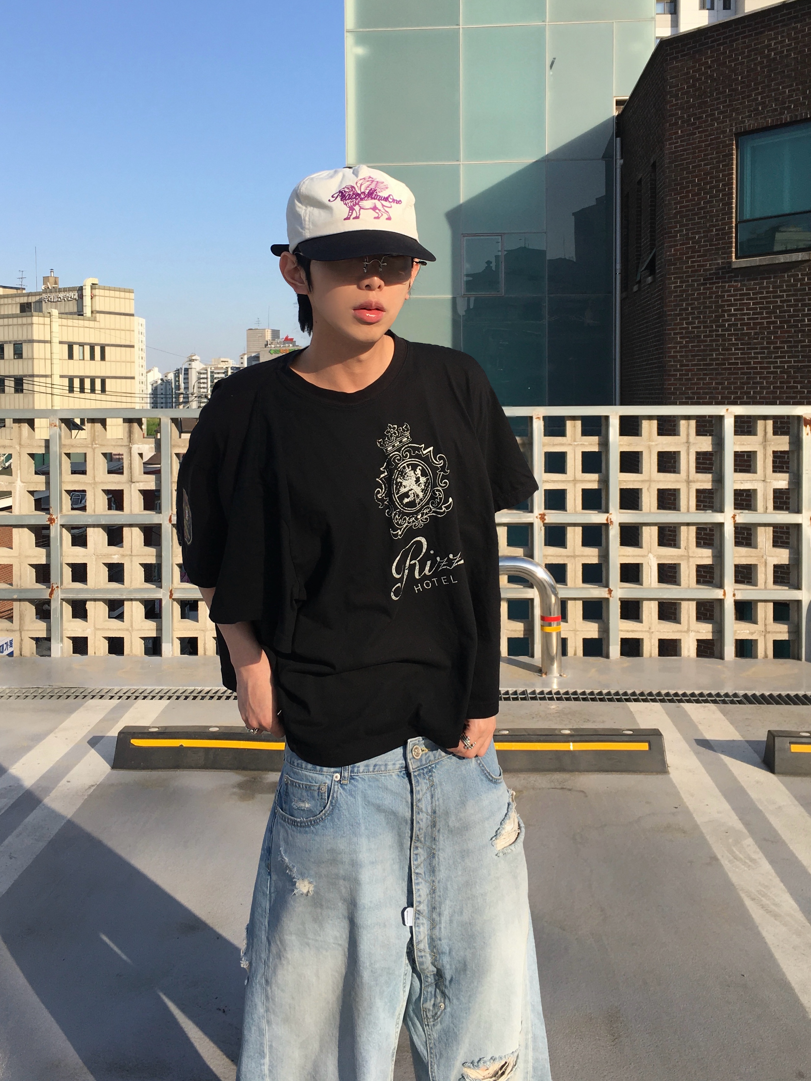 Protocol Index Four Hands T-Shirt Black, Protocol Index Long Zipper Fly Denim Shorts Blue 착용 스타일 - 3