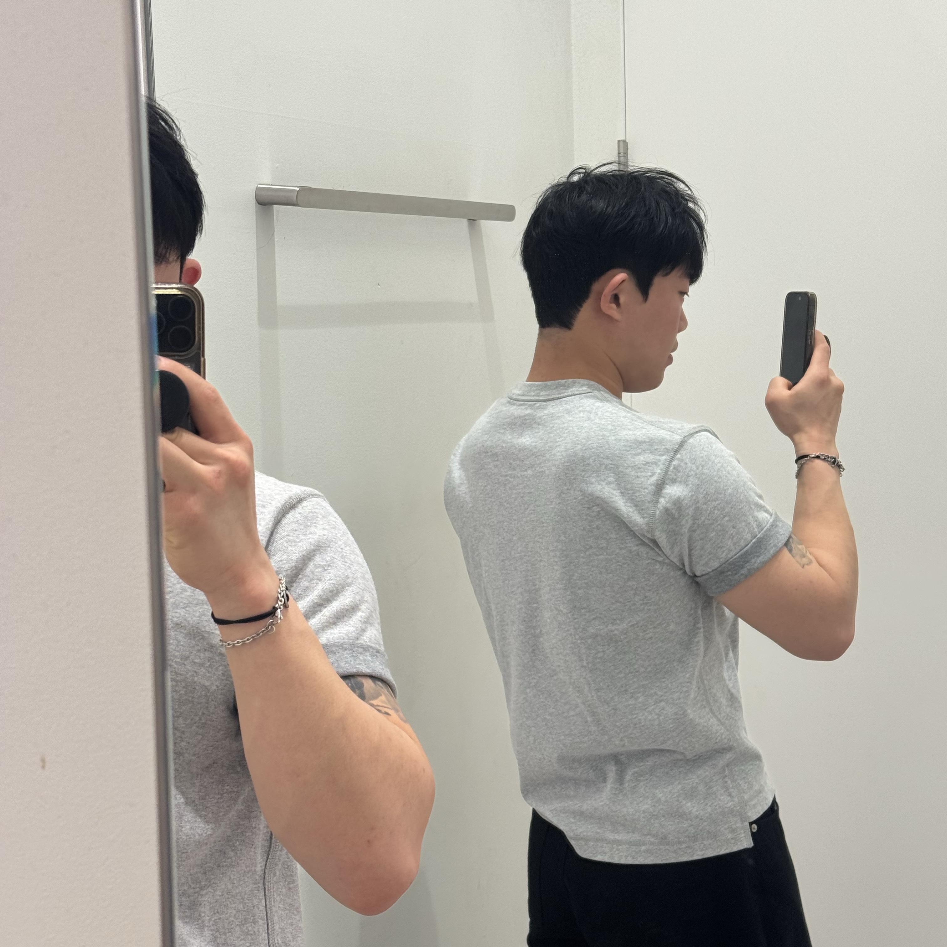Uniqlo x JW Anderson Bi-Color T-Shirt Grey 착용 스타일 - 1