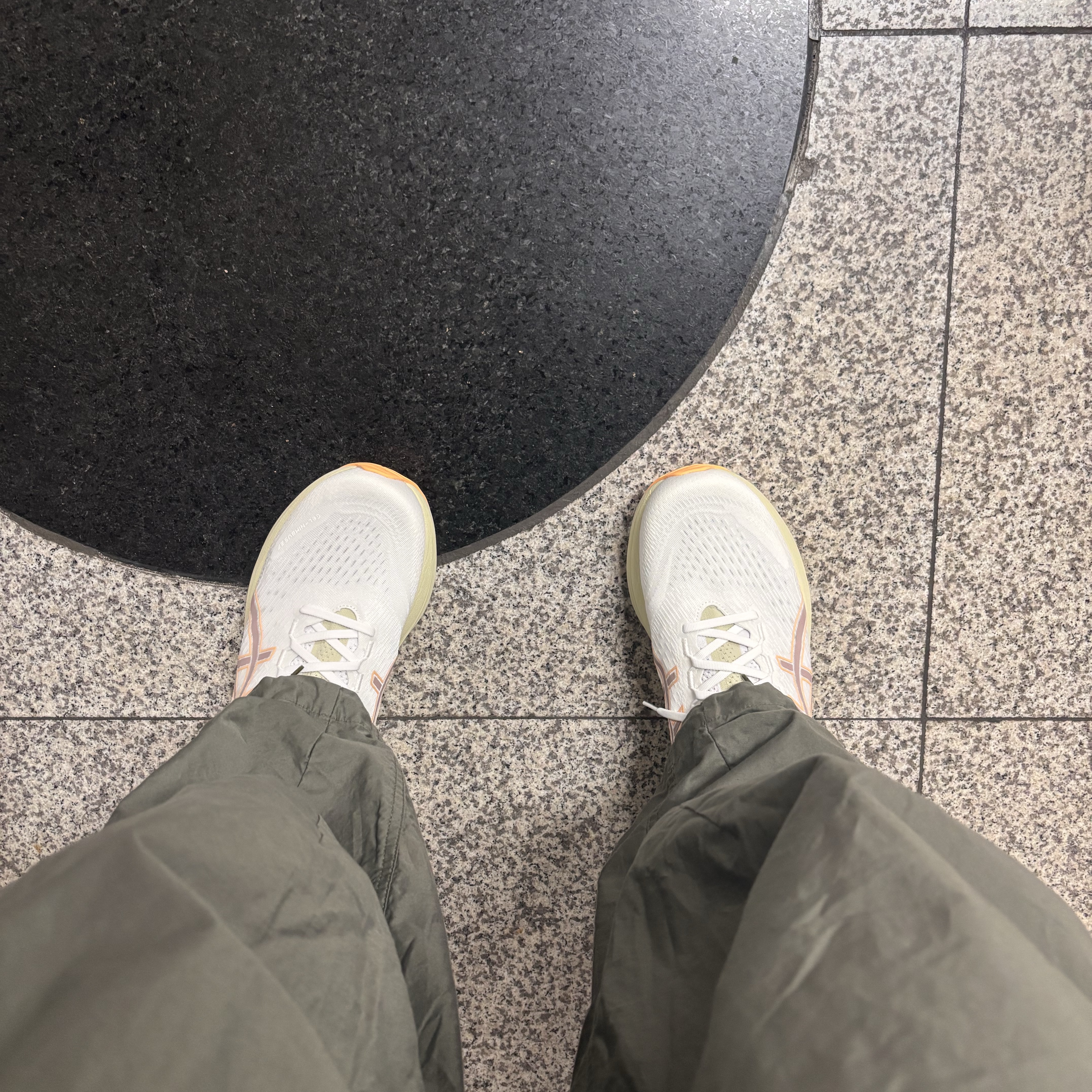 Asics Gel-Nimbus 27 White Fawn - 4E Extra Wide 착용 스타일
