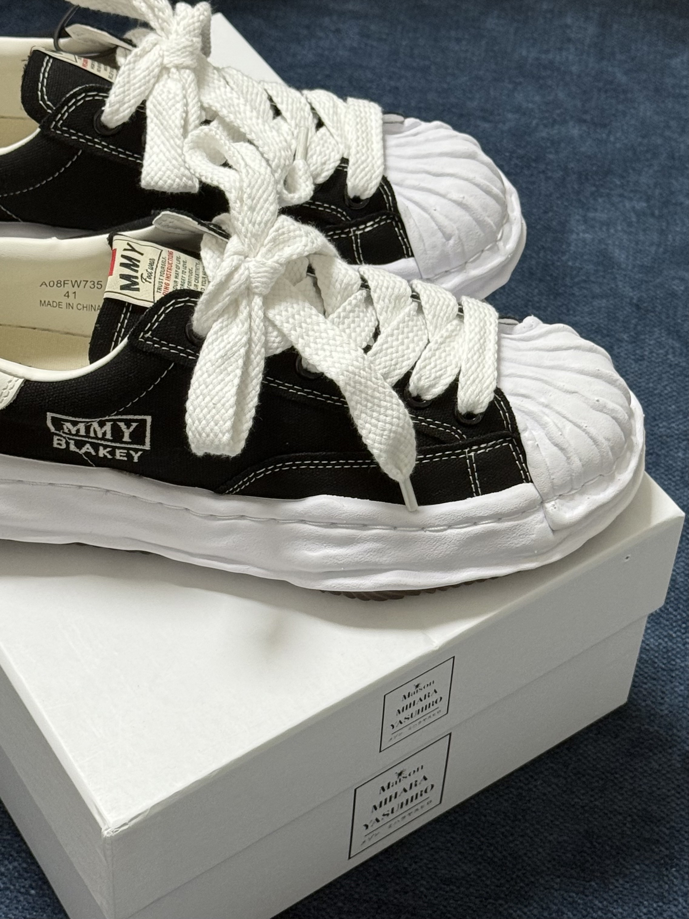 Maison Mihara Yasuhiro Blakey OG Sole Canvas Low-top Sneakers Black White 착용 스타일 - 1