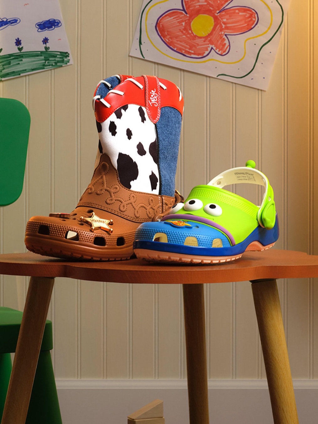 Crocs x Toy Story Alien Classic Clog Multi, Crocs x Toy Story Buzz Lightyear Classic Clog Blue Grey 착용 스타일 - 5