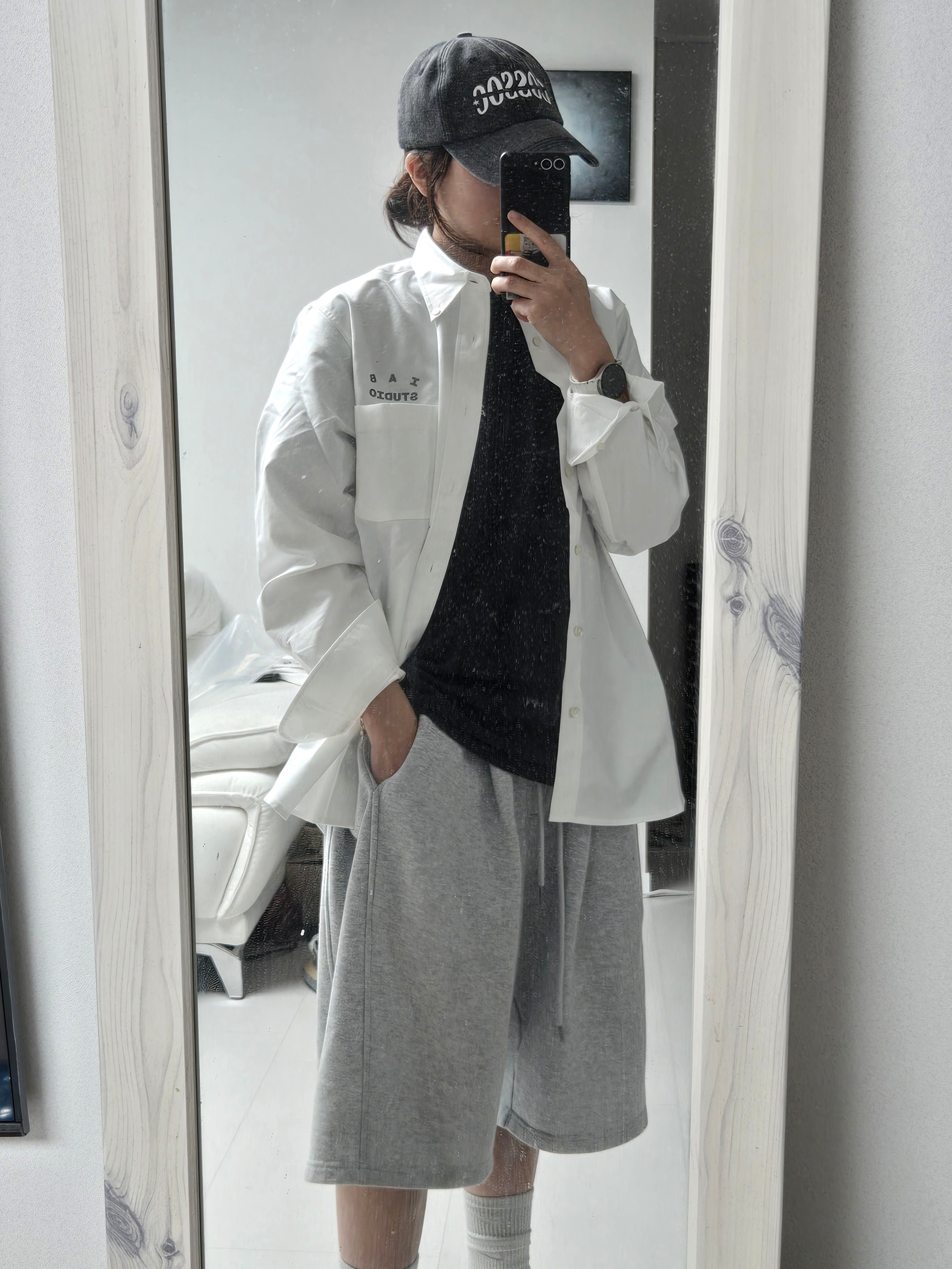 IAB Studio IAB Shirt White 착용 스타일 - 1