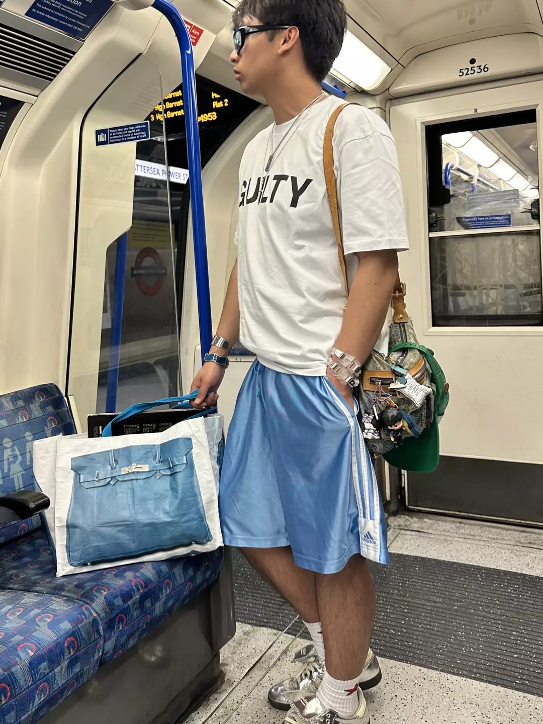 AMOU Horse One Tuck Bermuda Pants Blue 착용 스타일 - 3