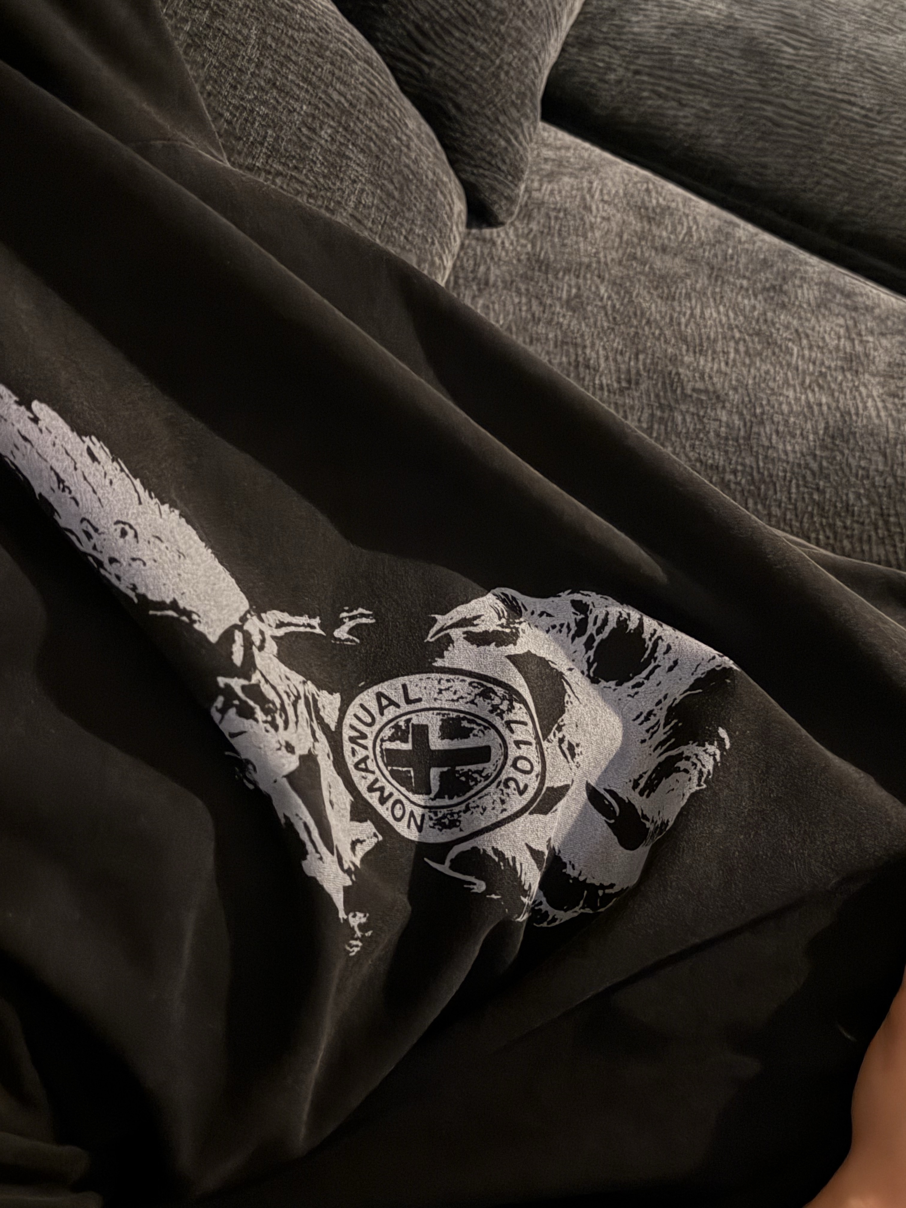 [KREAM 단독] NOMANUAL Devil Ring Damaged T-shirt Washed Black 착용 스타일 - 3
