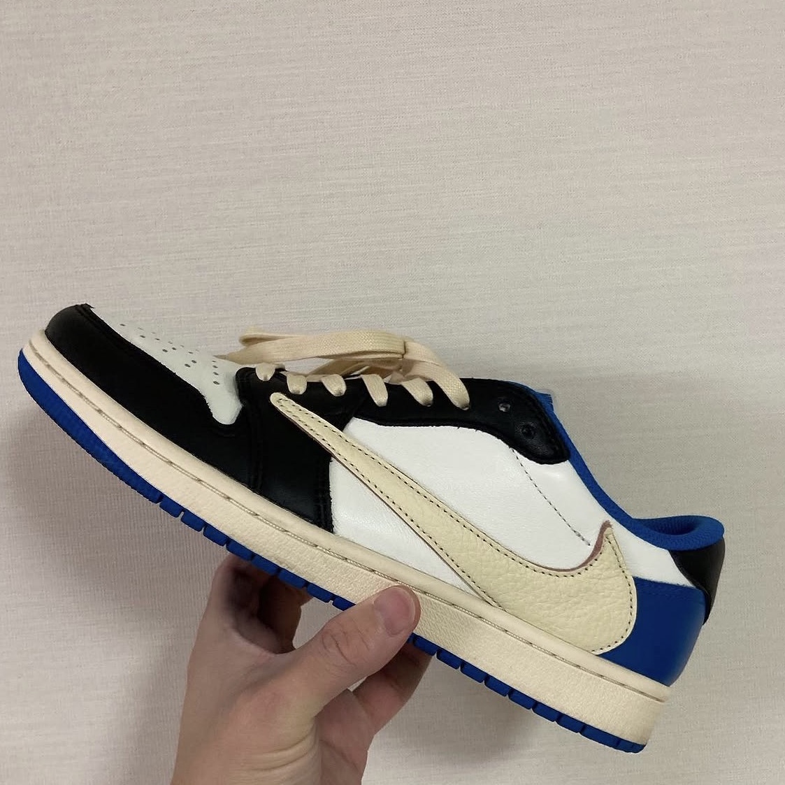 Jordan 1 x Travis Scott x Fragment Retro Low OG SP Military Blue 착용 스타일