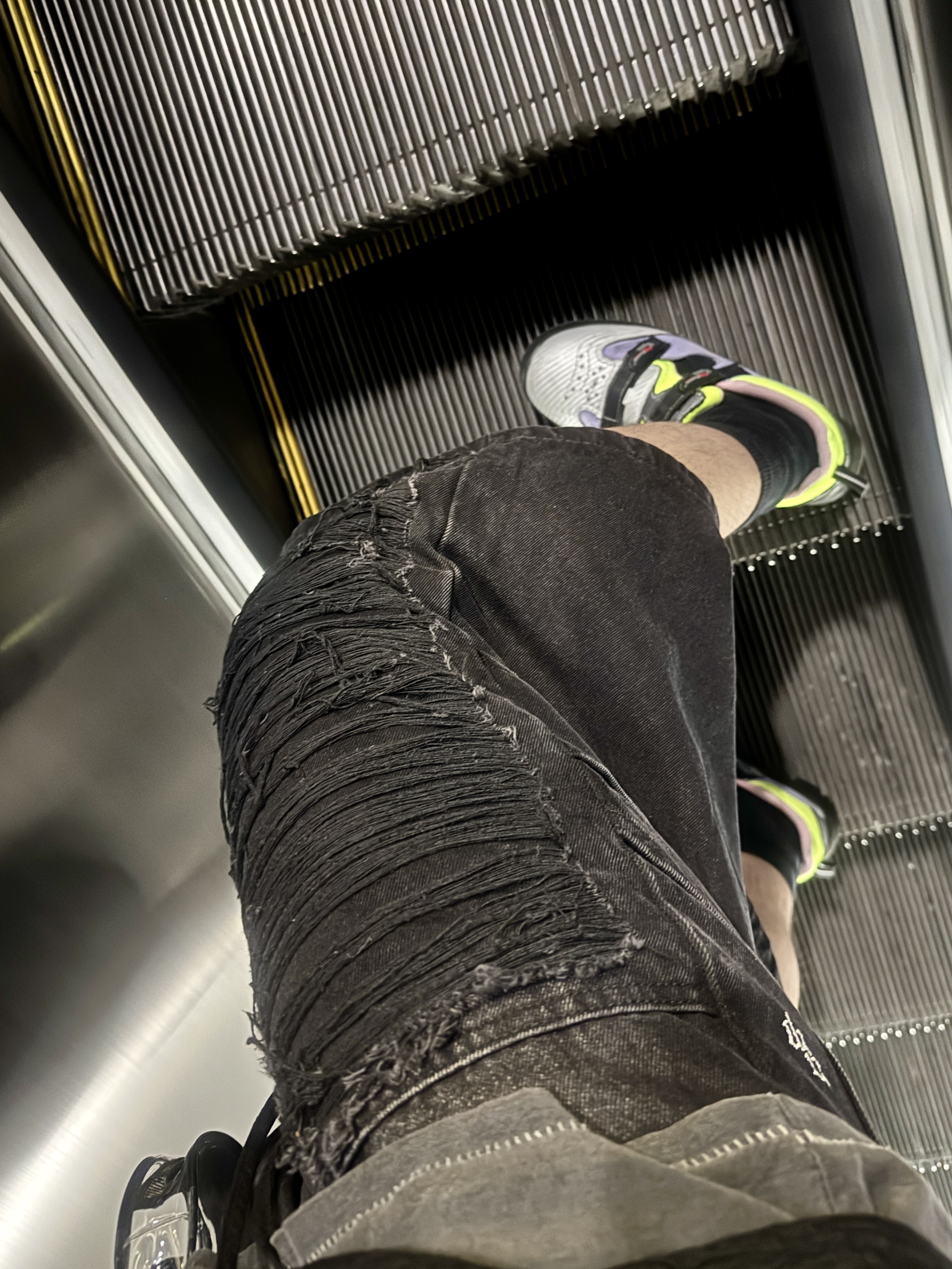 [KREAM 단독] NOMANUAL Destroyed Bermuda Pants Washed Black, Magliano x Upower Scandy Rave Megamix 착용 스타일 - 6