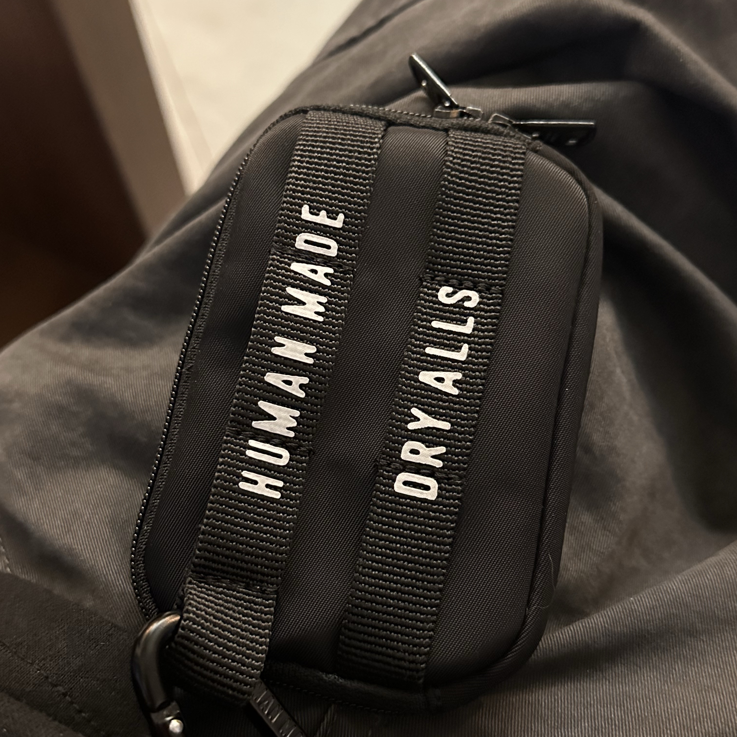 Human Made Military Card Case Black 착용 스타일 - 2