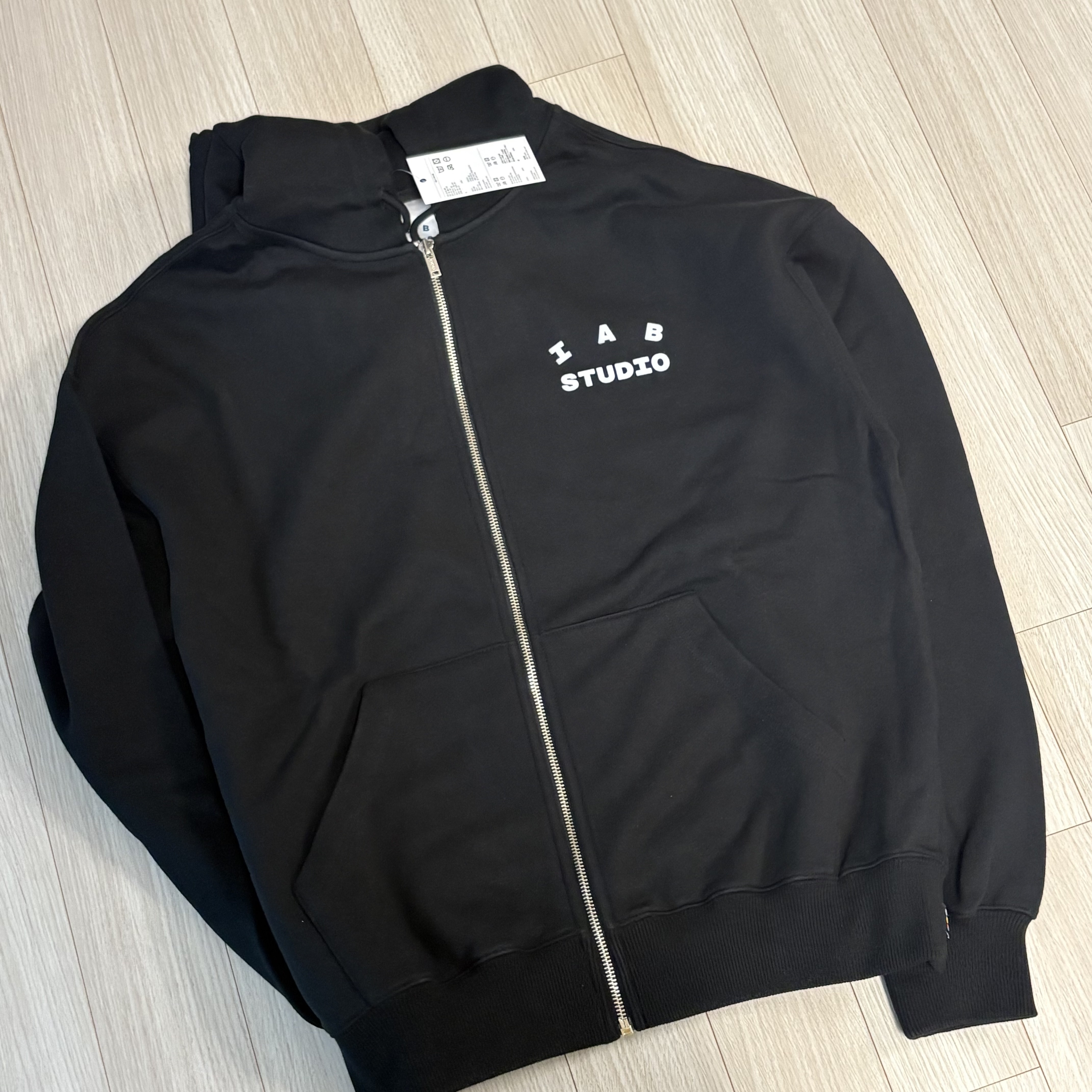 IAB Studio Zip-Up Hoodie Black - 26SS 착용 스타일
