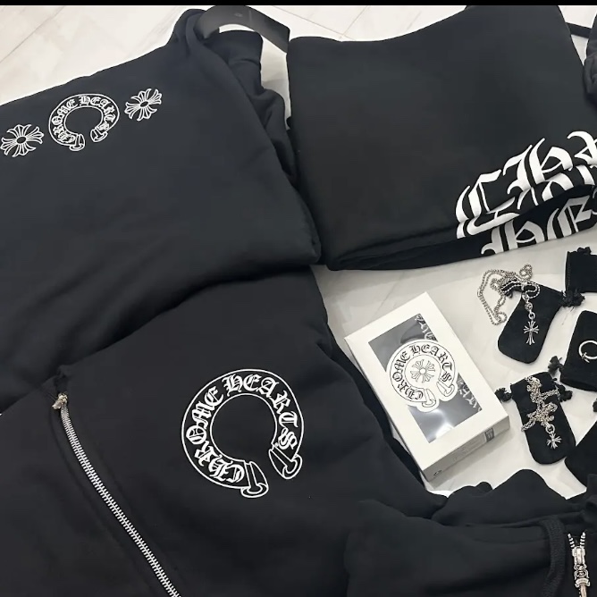 Chrome Vertical Logo Fleece Zip-Up Hoodie Black 착용 스타일