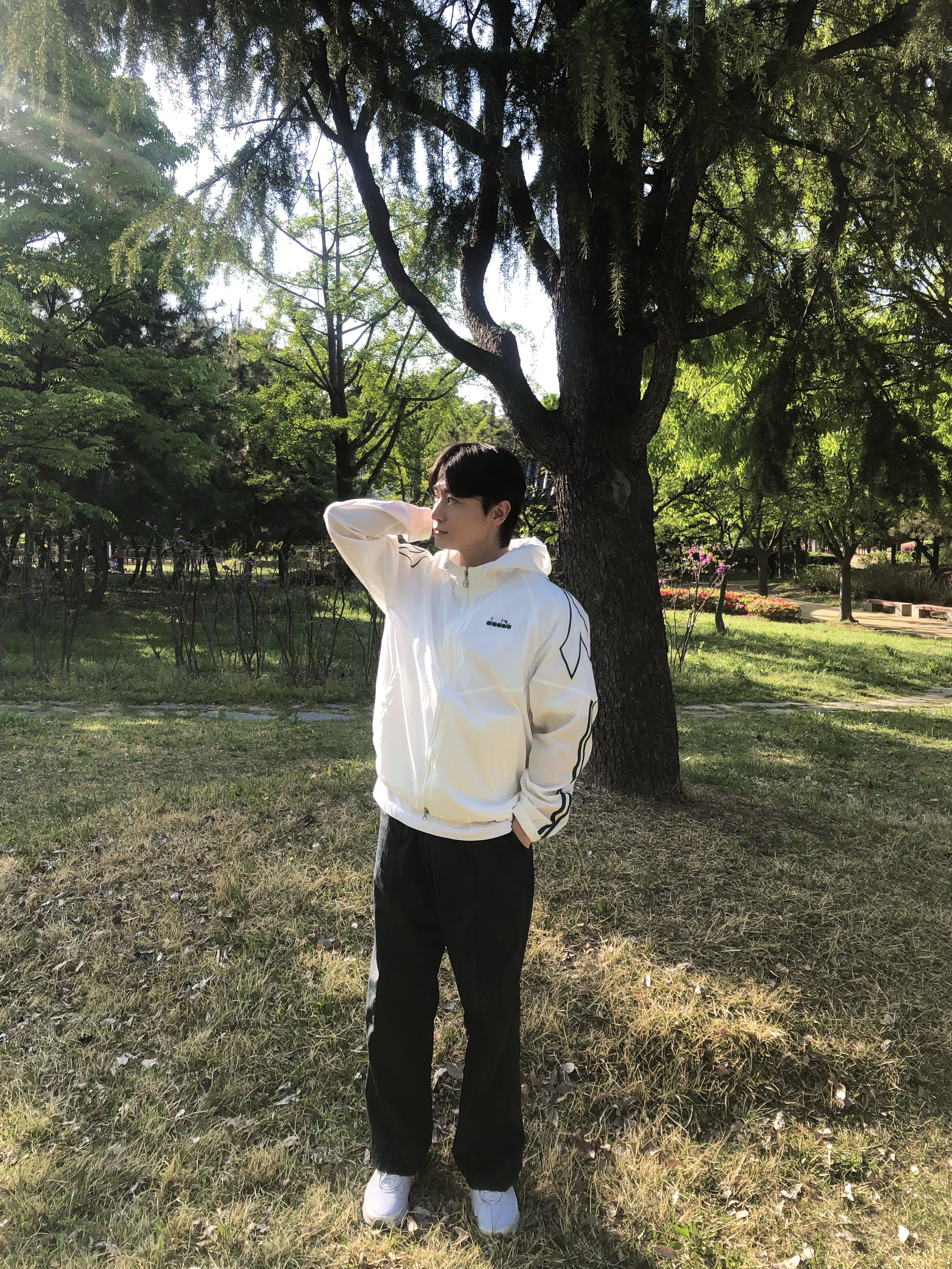 DIADORA Vento Hood Jacket Off White, Nike Air Max Dn White Metallic Silver 착용 스타일 - 2