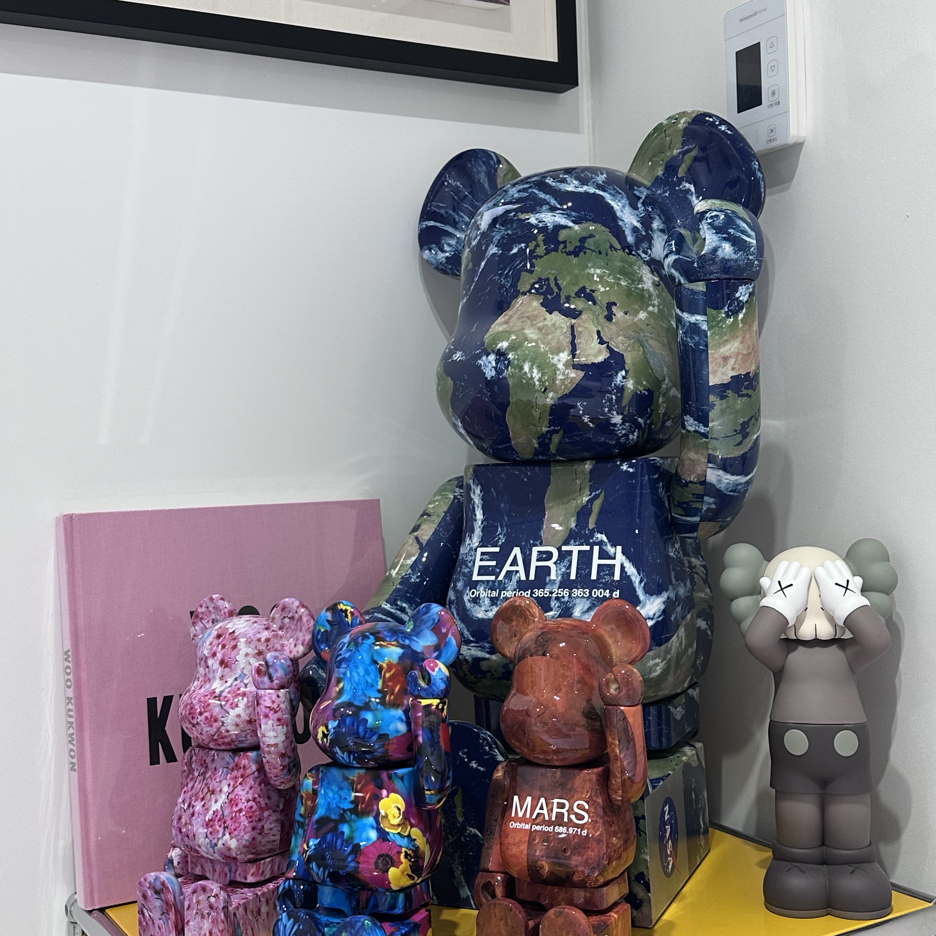 Bearbrick 25th Anniversary Exhibition Earth 1000% 착용 스타일
