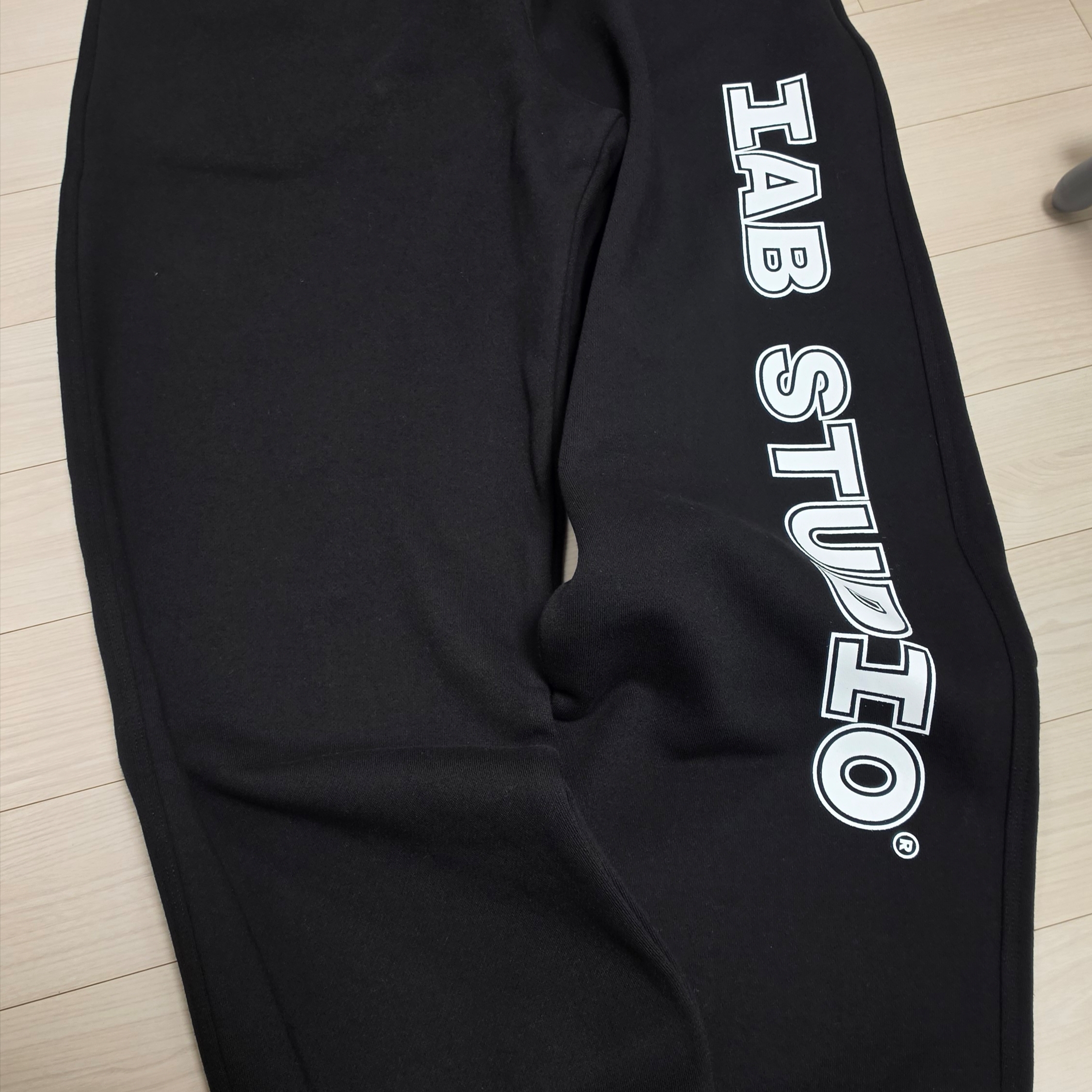 IAB Studio IAB Straight Logo Sweatpants Black 착용 스타일 - 1