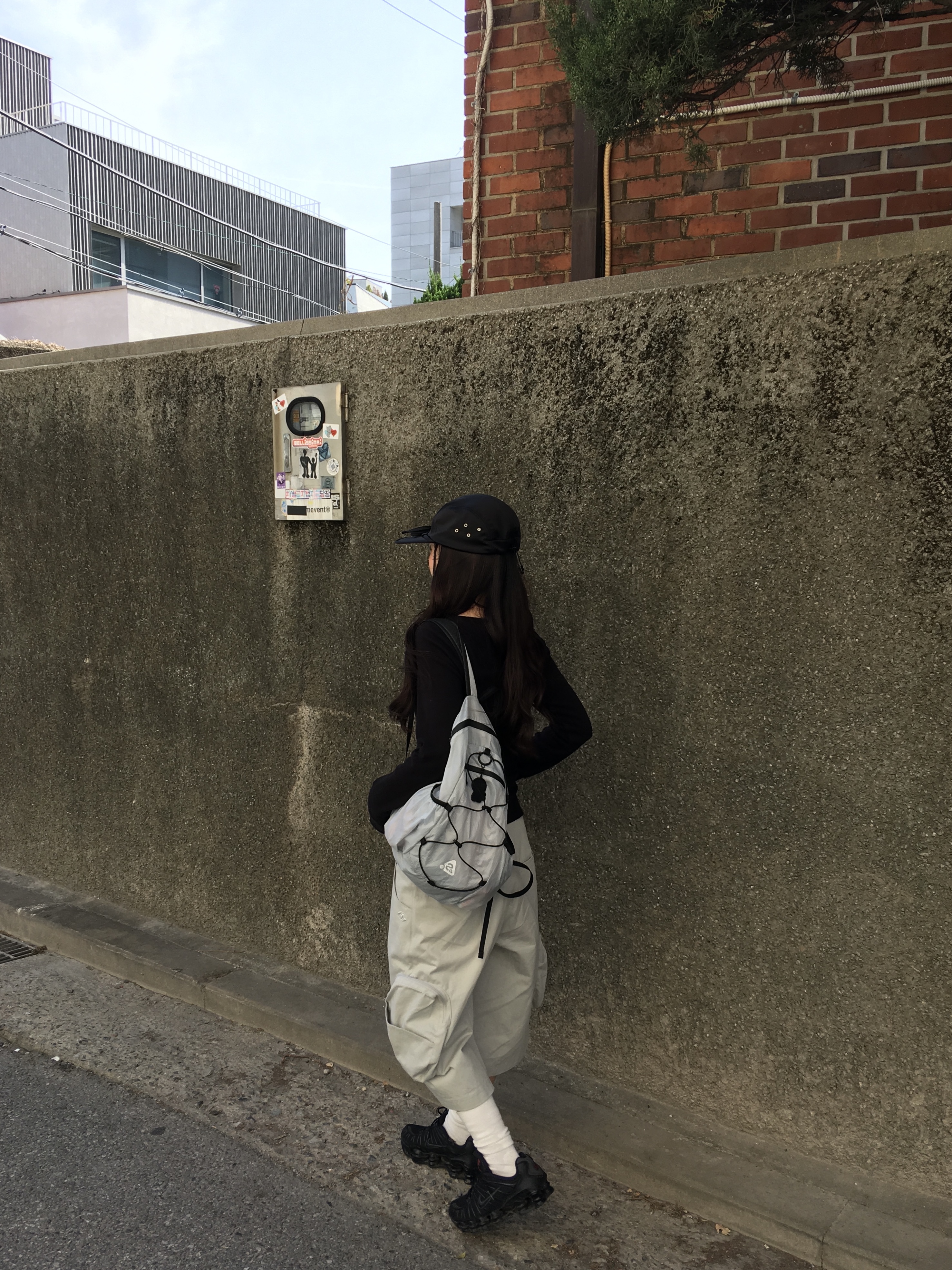 Sansan Gear Cargo Shorts Light Grey, (W) Nike Shox TL Black and Max Orange 착용 스타일 - 1