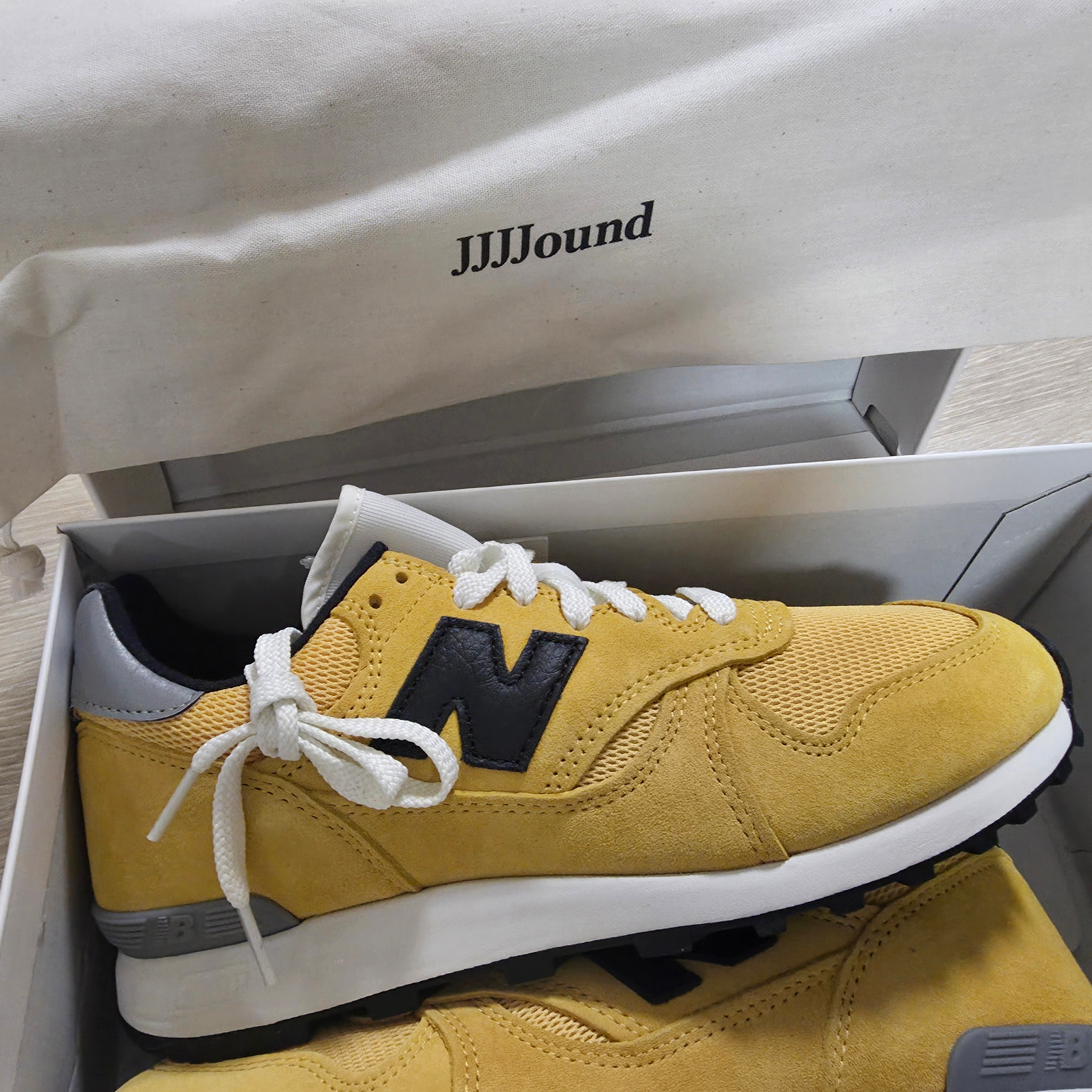 New Balance x JJJJound 475 Yellow White 착용 스타일 - 3