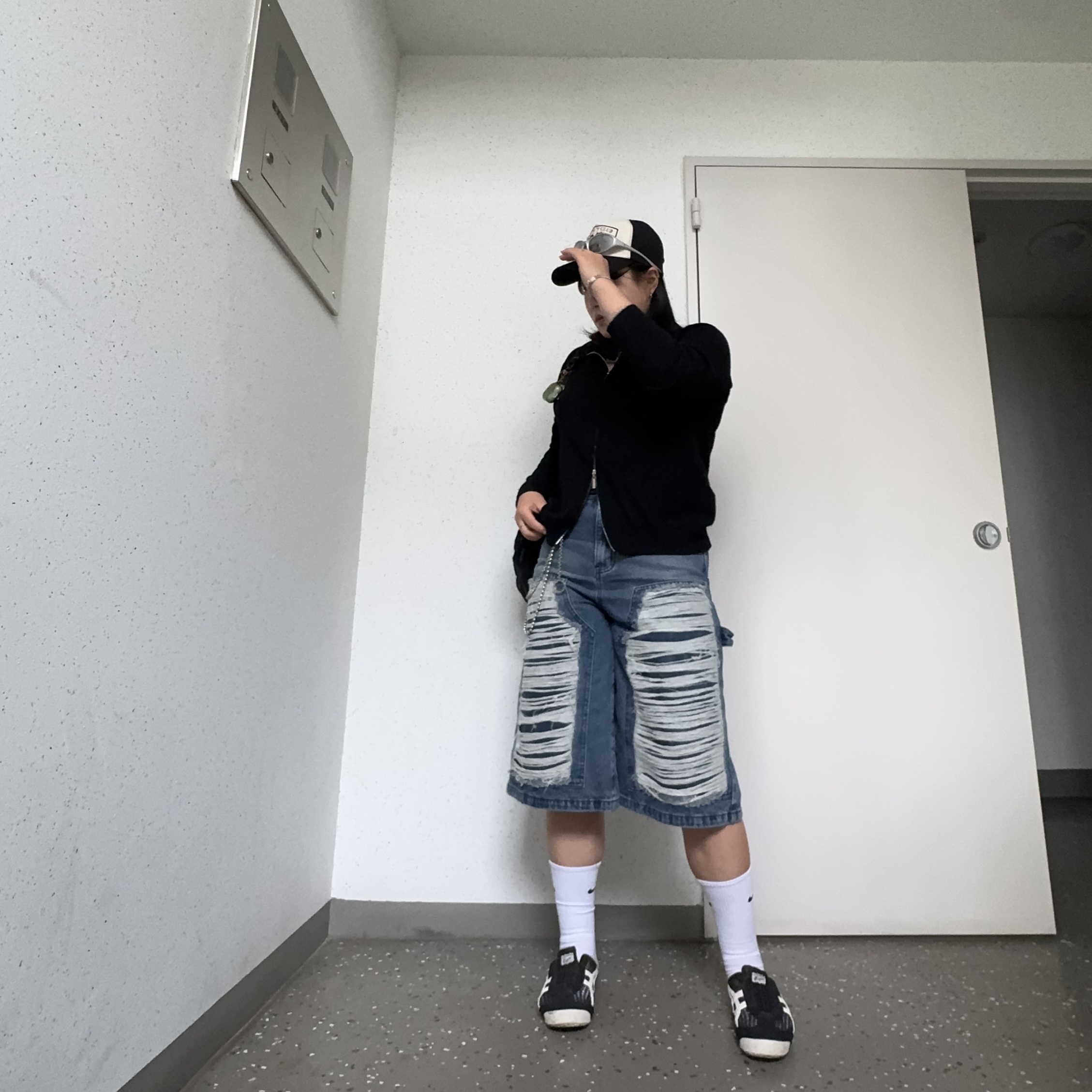 Onitsuka Tiger Mexico 66 Sabot Black Cream, [KREAM 단독] NOMANUAL Destroyed Bermuda Pants Washed Navy 착용 스타일 - 4