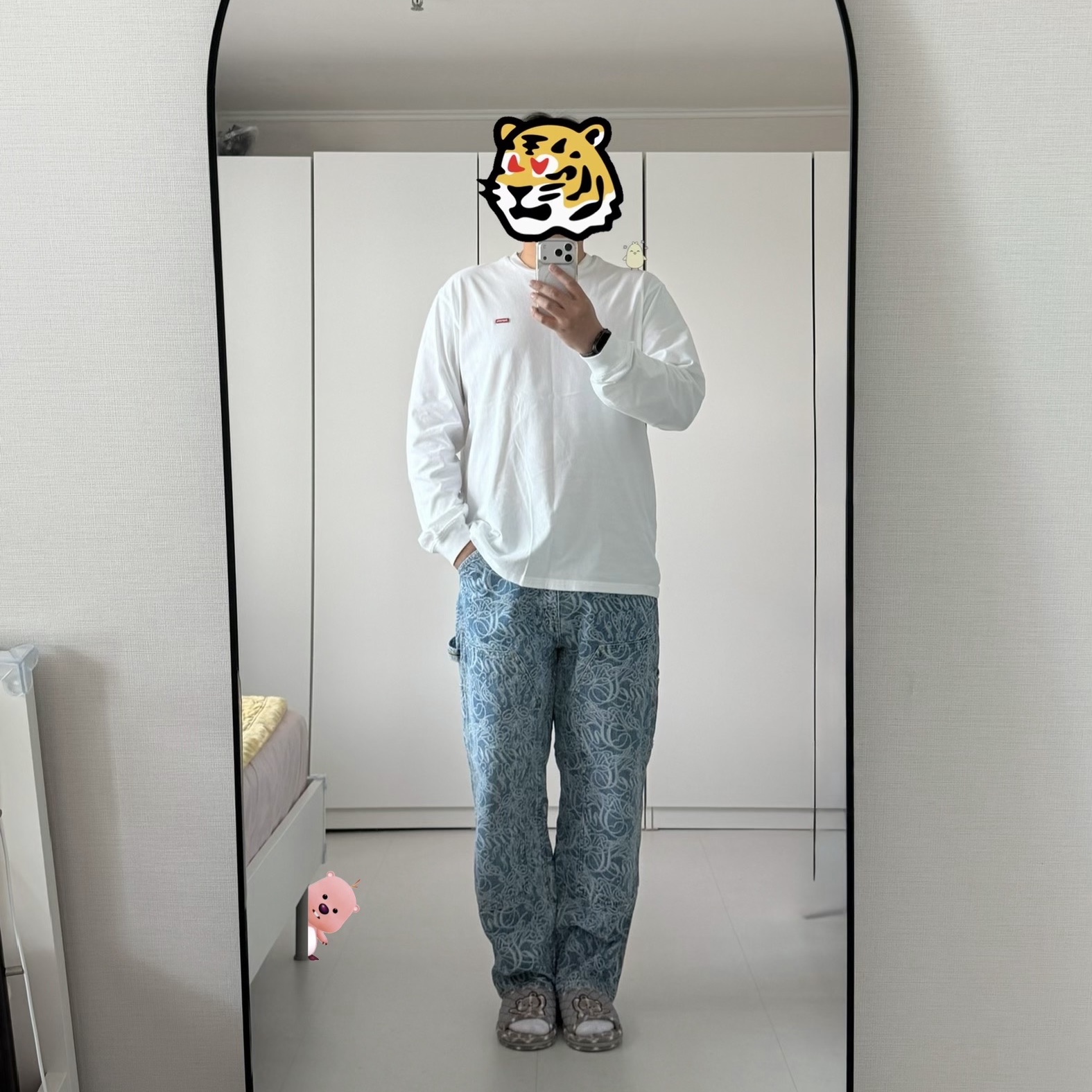Supreme Small Box LS T-Shirt White - 24SS, Supreme Script Jacquard Double Knee Denim Painter Pants Washed Blue - 22FW 착용 스타일 - 2