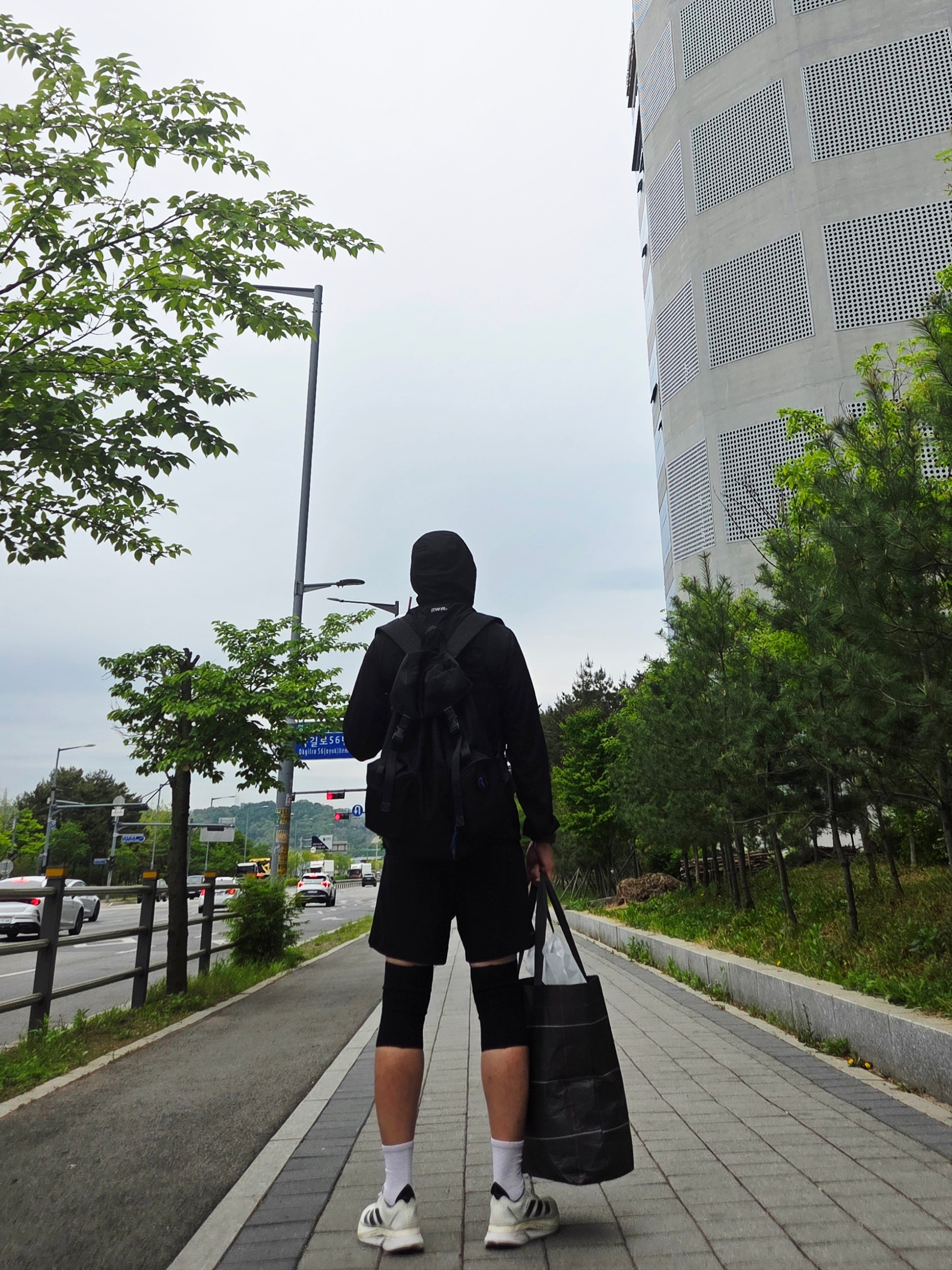 [KREAM 단독] runwhither Light Hoodie Sleeve Black, [KREAM 단독] runwhither Trail Running Vest Black 착용 스타일 - 3