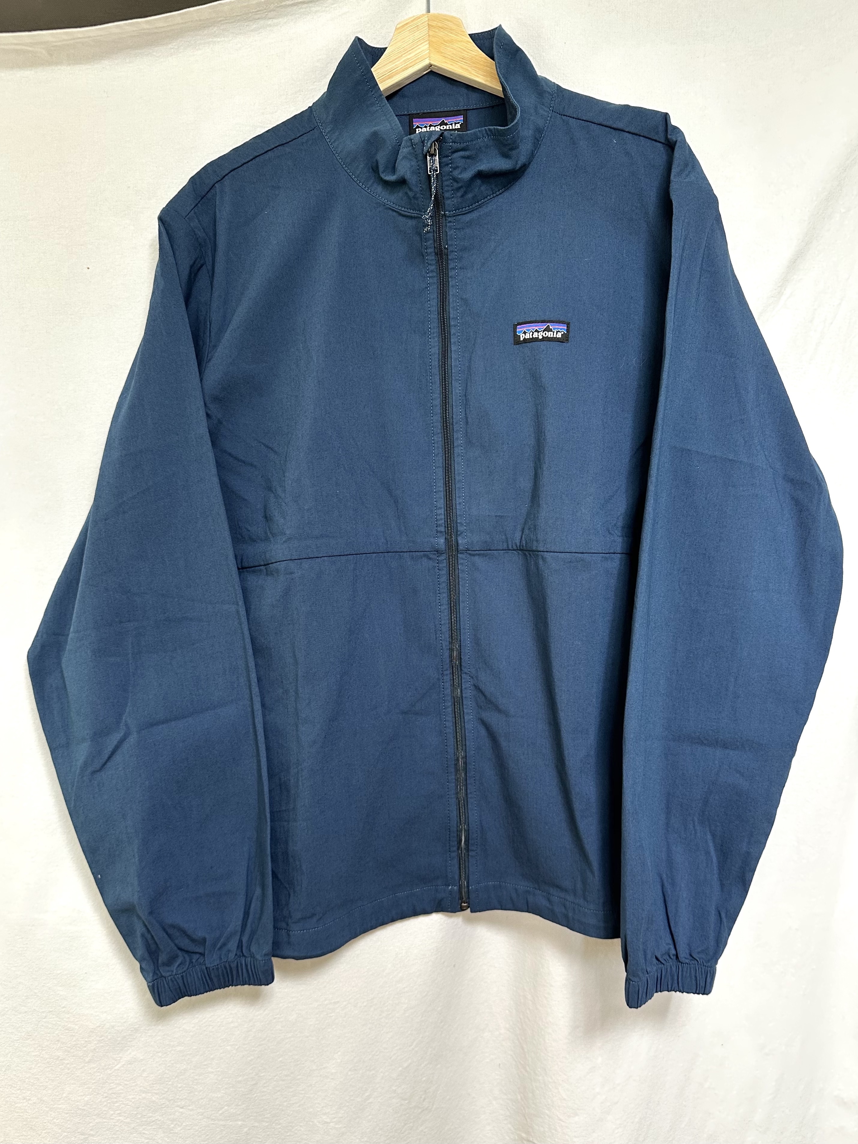 GU x Engineered Garments Cordlane Jacket Navy, Patagonia Nomader Jacket Forge Grey 착용 스타일 - 2
