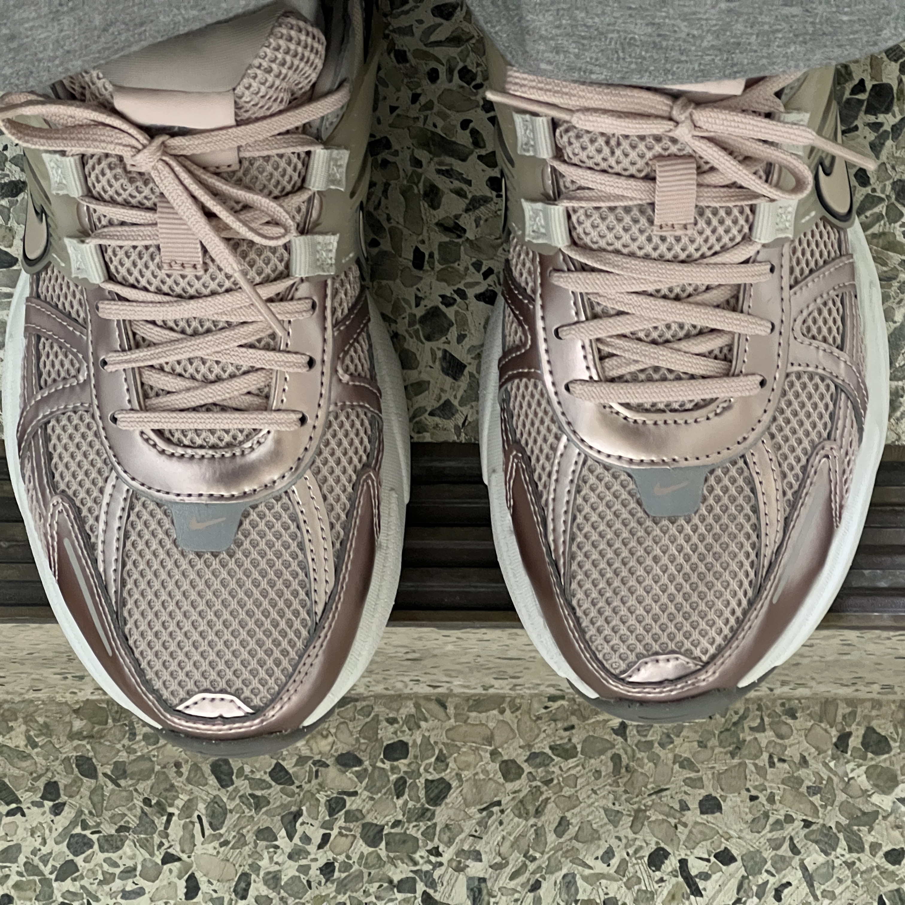 (W) Nike V2K Run Particle Beige College Grey 착용 스타일 - 2
