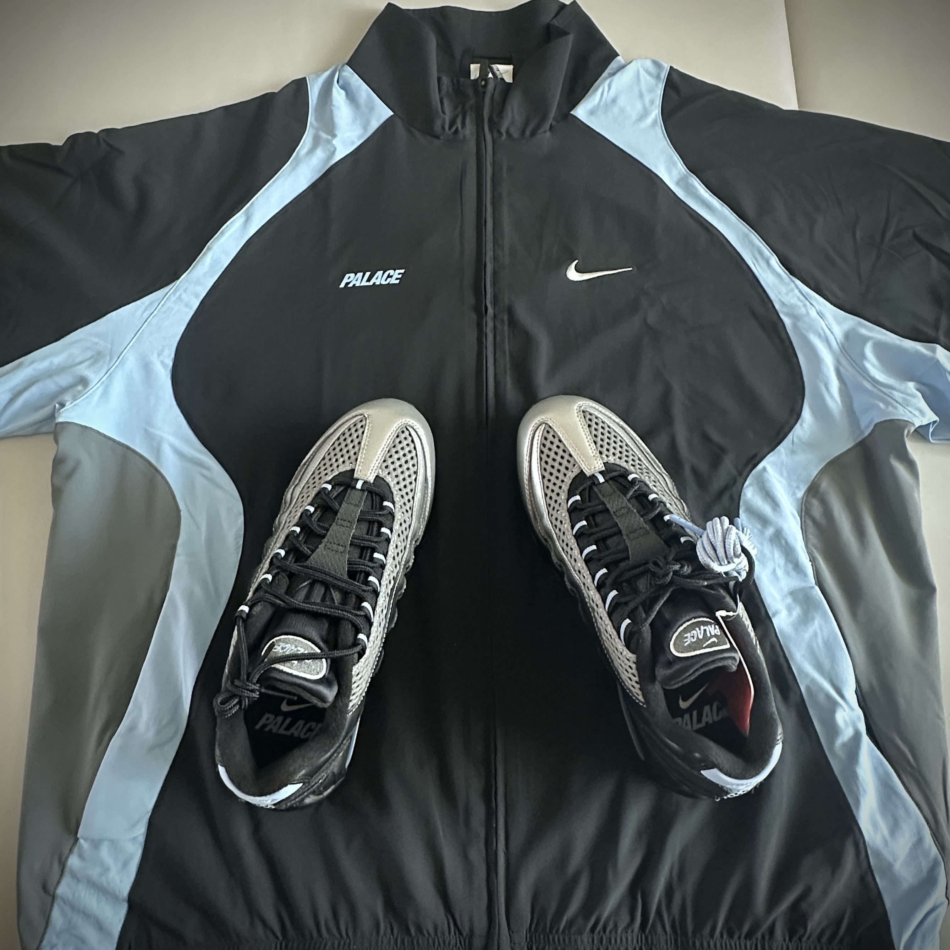 Palace x Nike Track Jacket Black - 26SS, Nike x Palace Air Max 95 Metallic Silver Aluminum 착용 스타일 - 2
