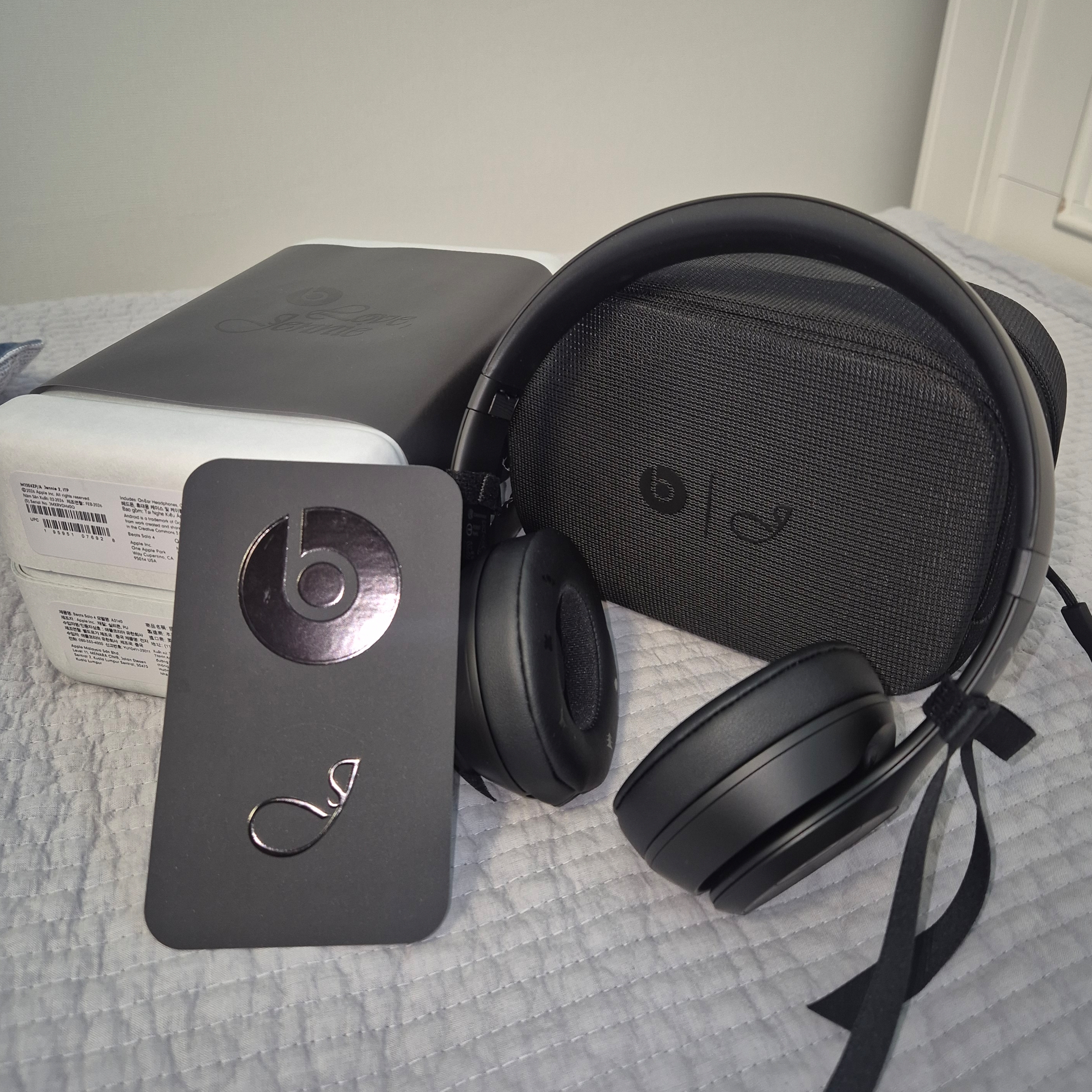 Beats Solo 4 Wireless On Ear Headphone Jennie Special Edition Onyx Black (Korean Ver.) 착용 스타일