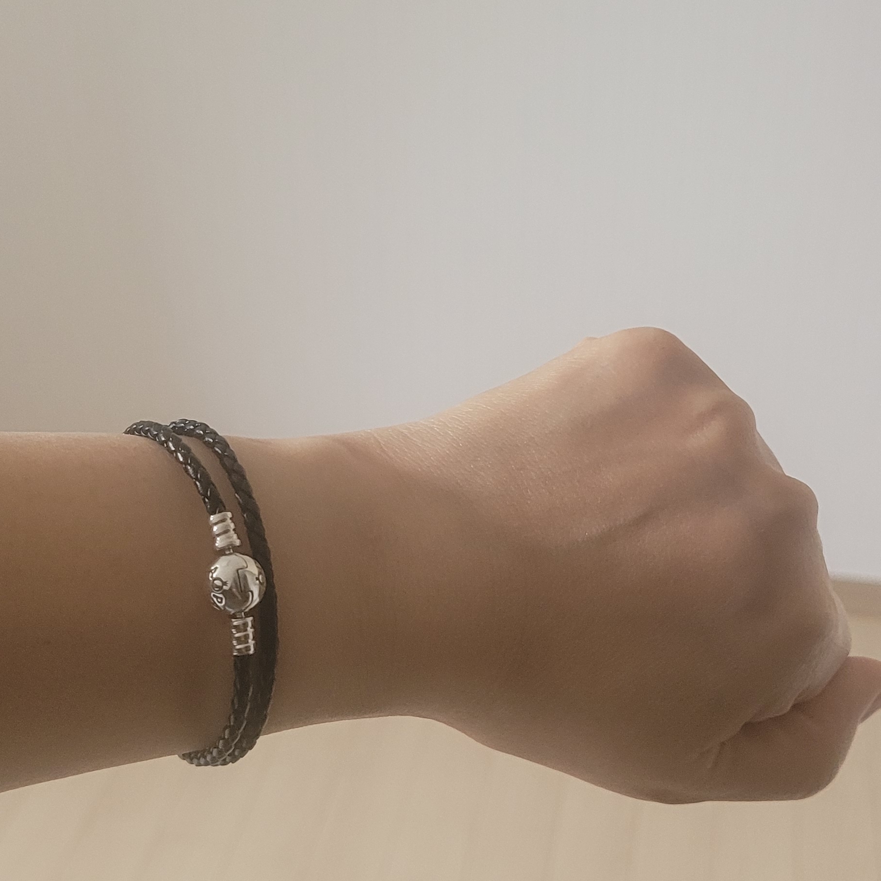 (W) Pandora Moments Double Leather Bracelet Sterling Silver Black 착용 스타일 - 1