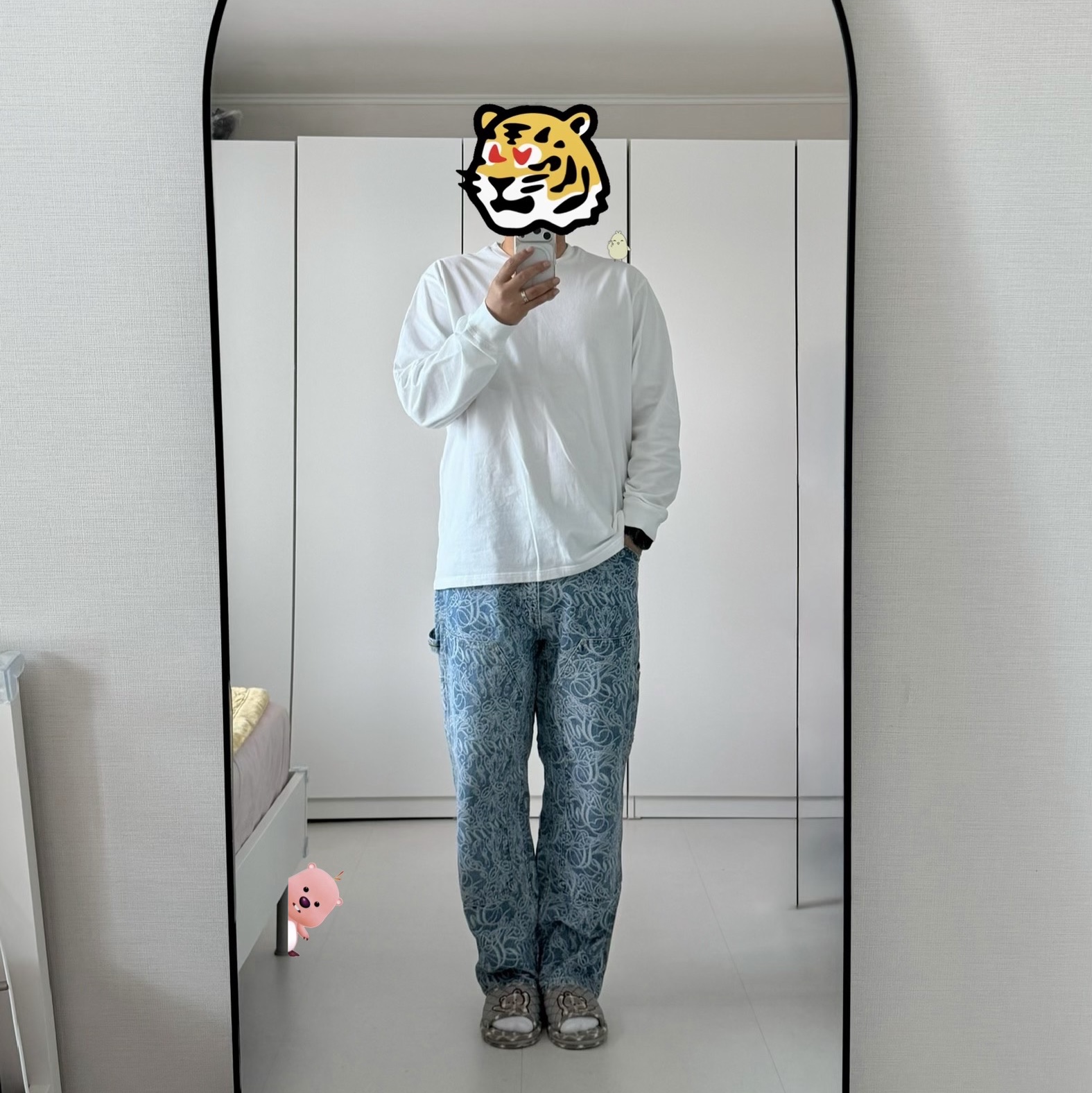 Supreme Small Box LS T-Shirt White - 24SS, Supreme Script Jacquard Double Knee Denim Painter Pants Washed Blue - 22FW 착용 스타일 - 1