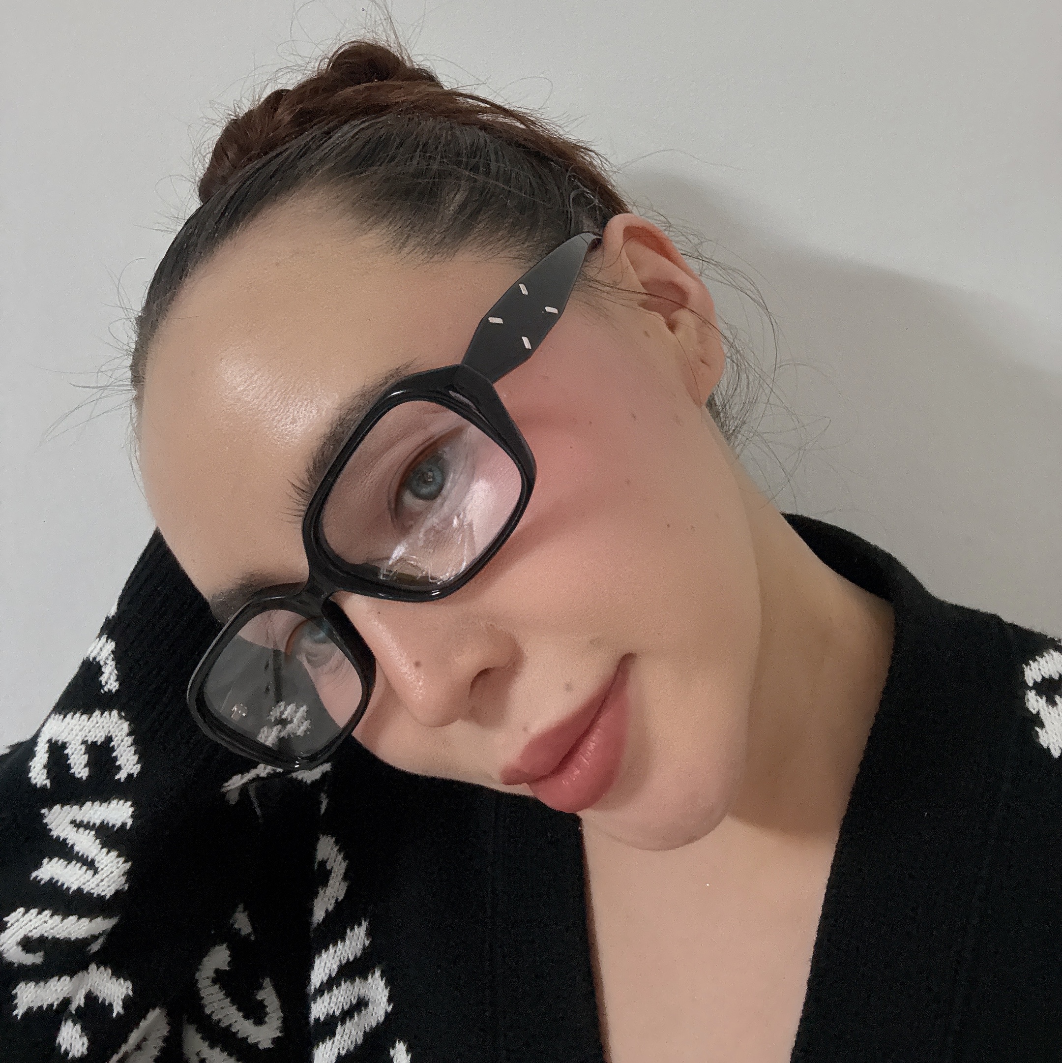 Gentle Monster x Maison Margiela MM212 Black Clear 착용 스타일 - 3