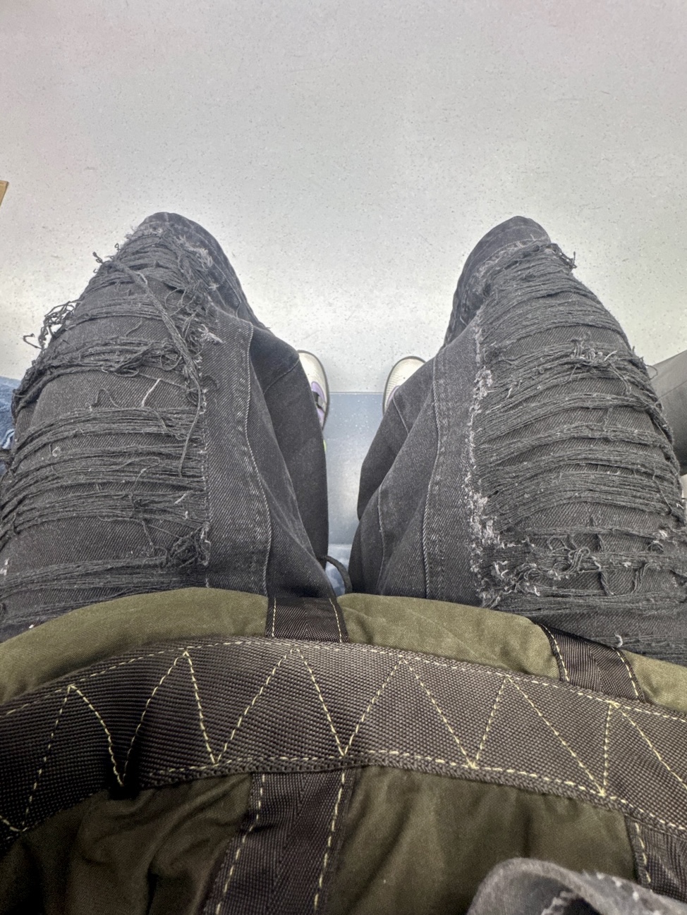 [KREAM 단독] NOMANUAL Destroyed Bermuda Pants Washed Black, Magliano x Upower Scandy Rave Megamix 착용 스타일 - 9