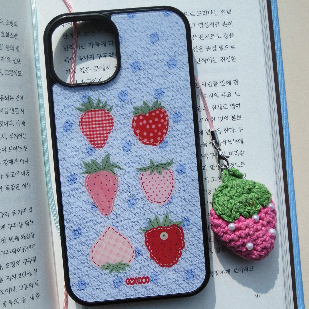Twiner (SET) Strawberry jeans phone case (Glass) 착용 스타일