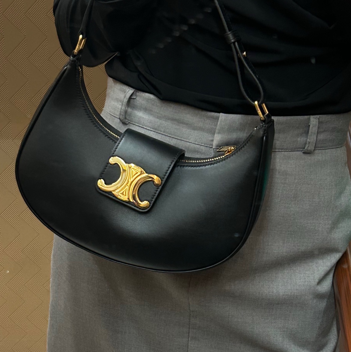 Celine Medium Ava Triomphe Bag in Smooth Calfskin Black 착용 스타일