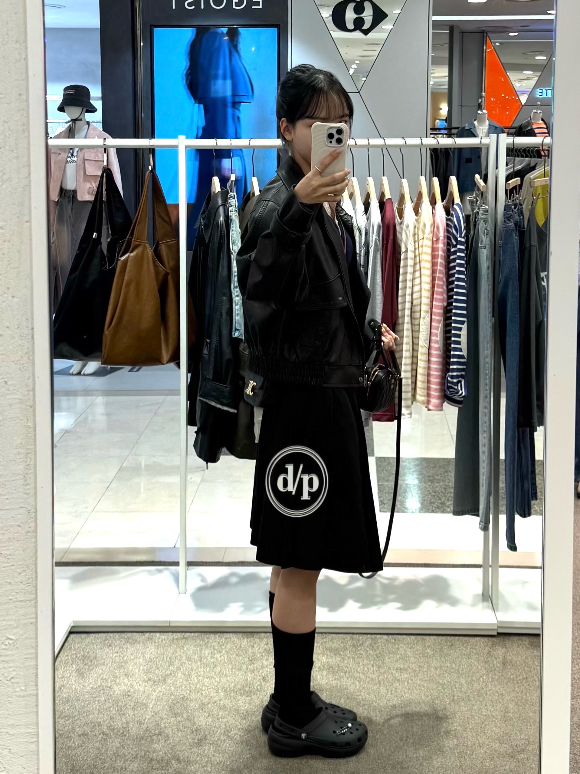 Celine Mini Claude in Triomphe Canvas Calfskin Tan, (W) Crocs Classic Platform Clog Black 착용 스타일 - 4