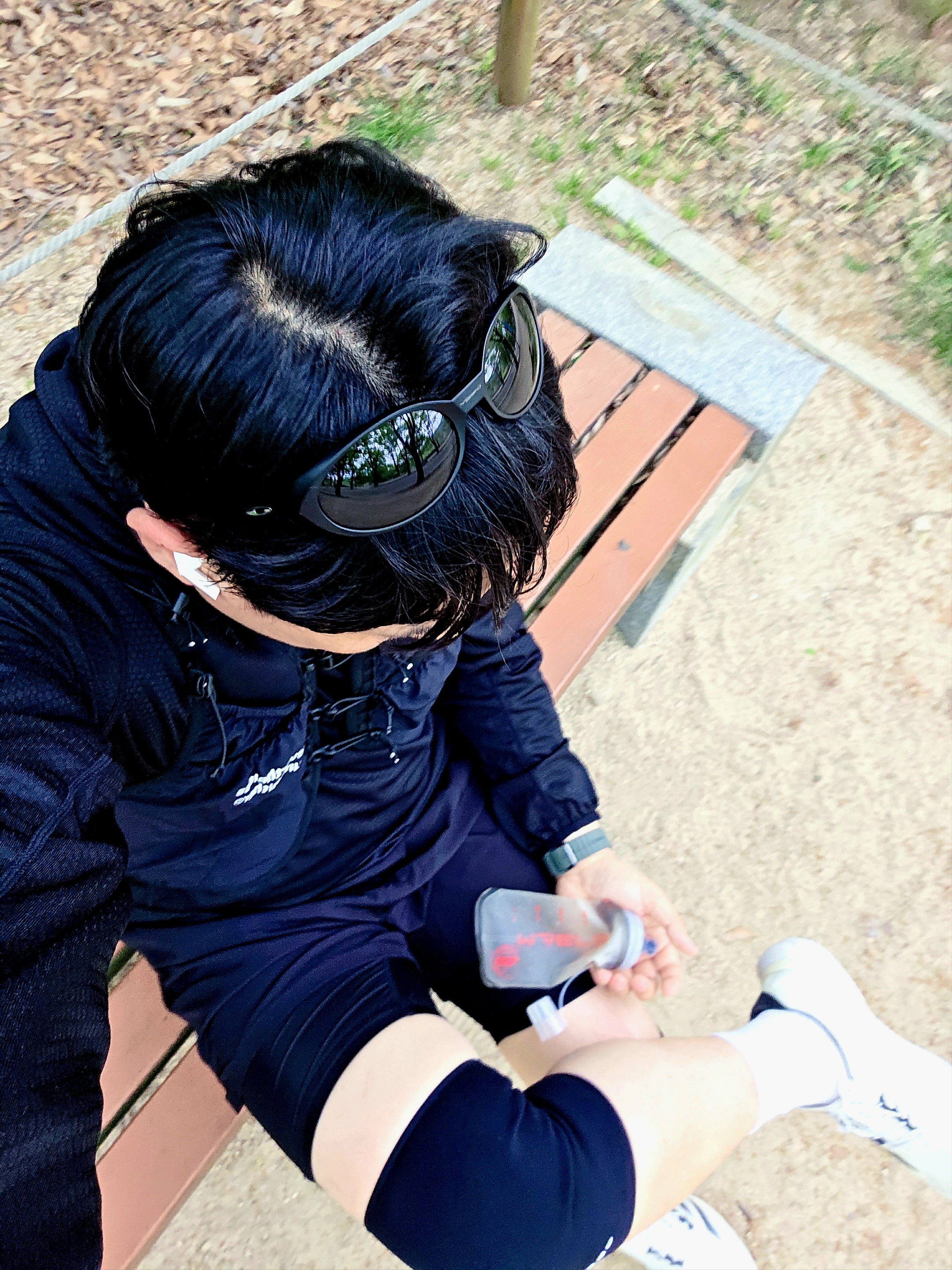 [KREAM 단독] runwhither Light Hoodie Sleeve Black, [KREAM 단독] runwhither Trail Running Vest Black 착용 스타일 - 1