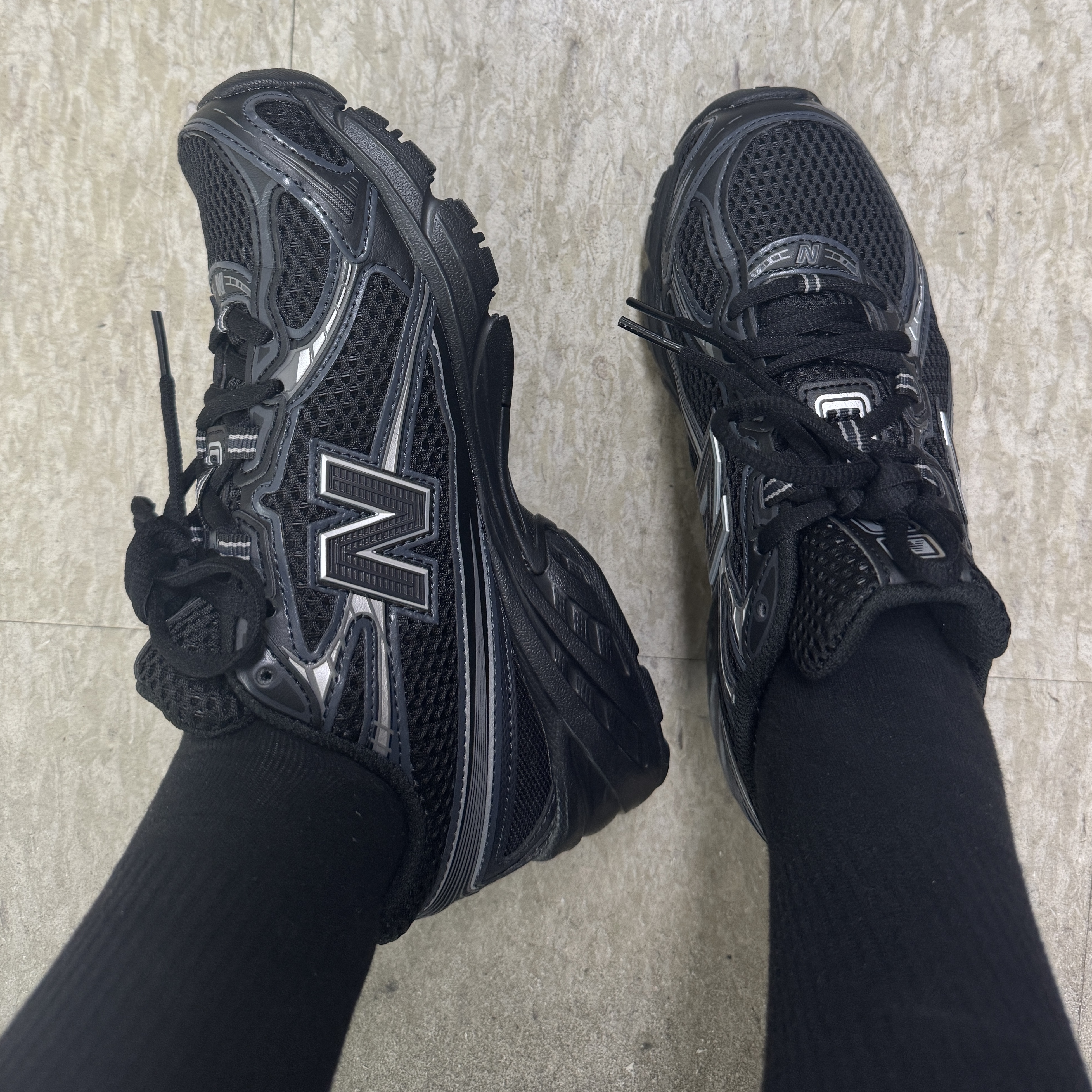New Balance 740v2 Black Silver Metallic 착용 스타일