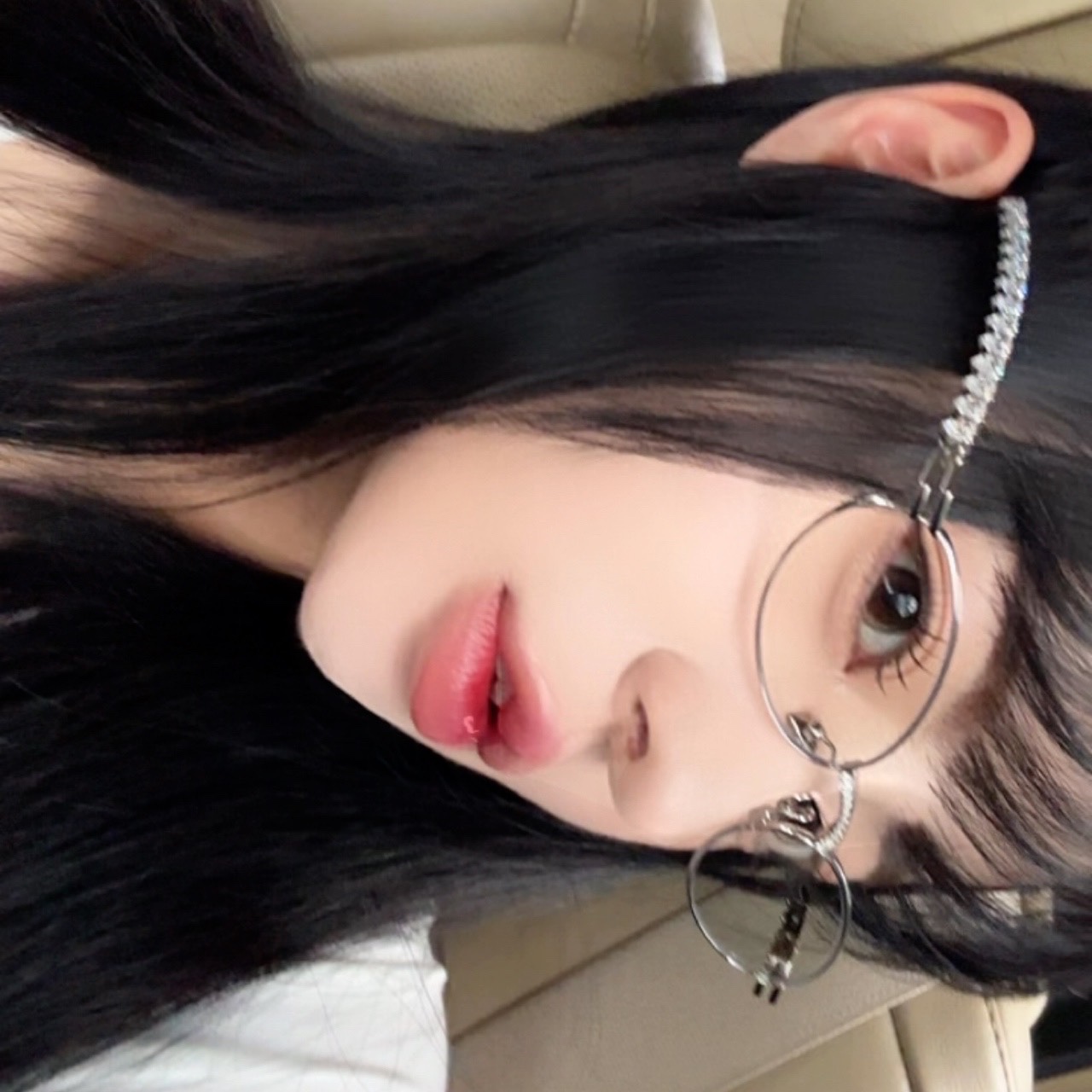 Gentle Monster x Jennie Jentle Salon Barrette 02 Silver Metal Clear 착용 스타일 - 1