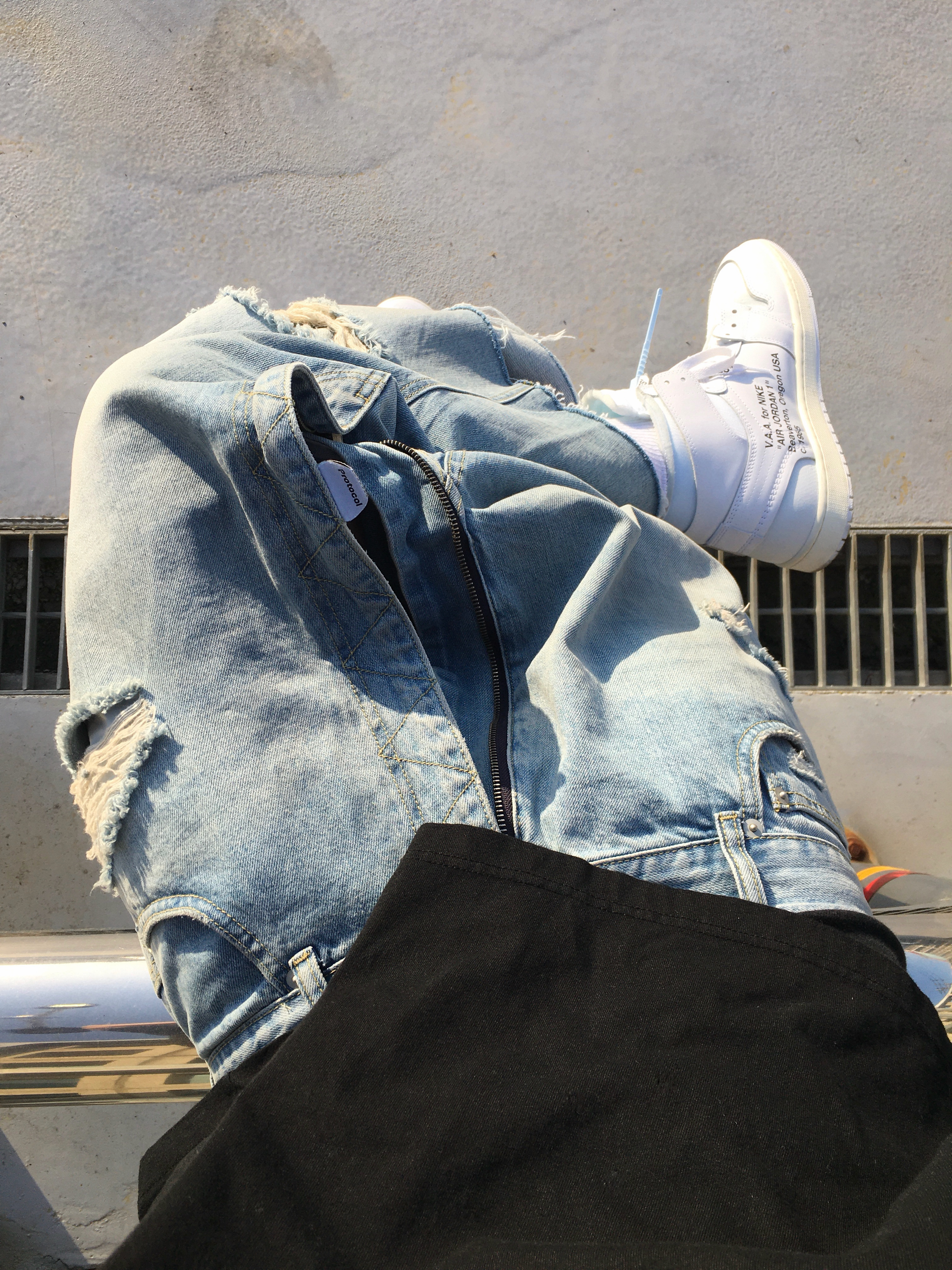 Protocol Index Four Hands T-Shirt Black, Protocol Index Long Zipper Fly Denim Shorts Blue 착용 스타일 - 2