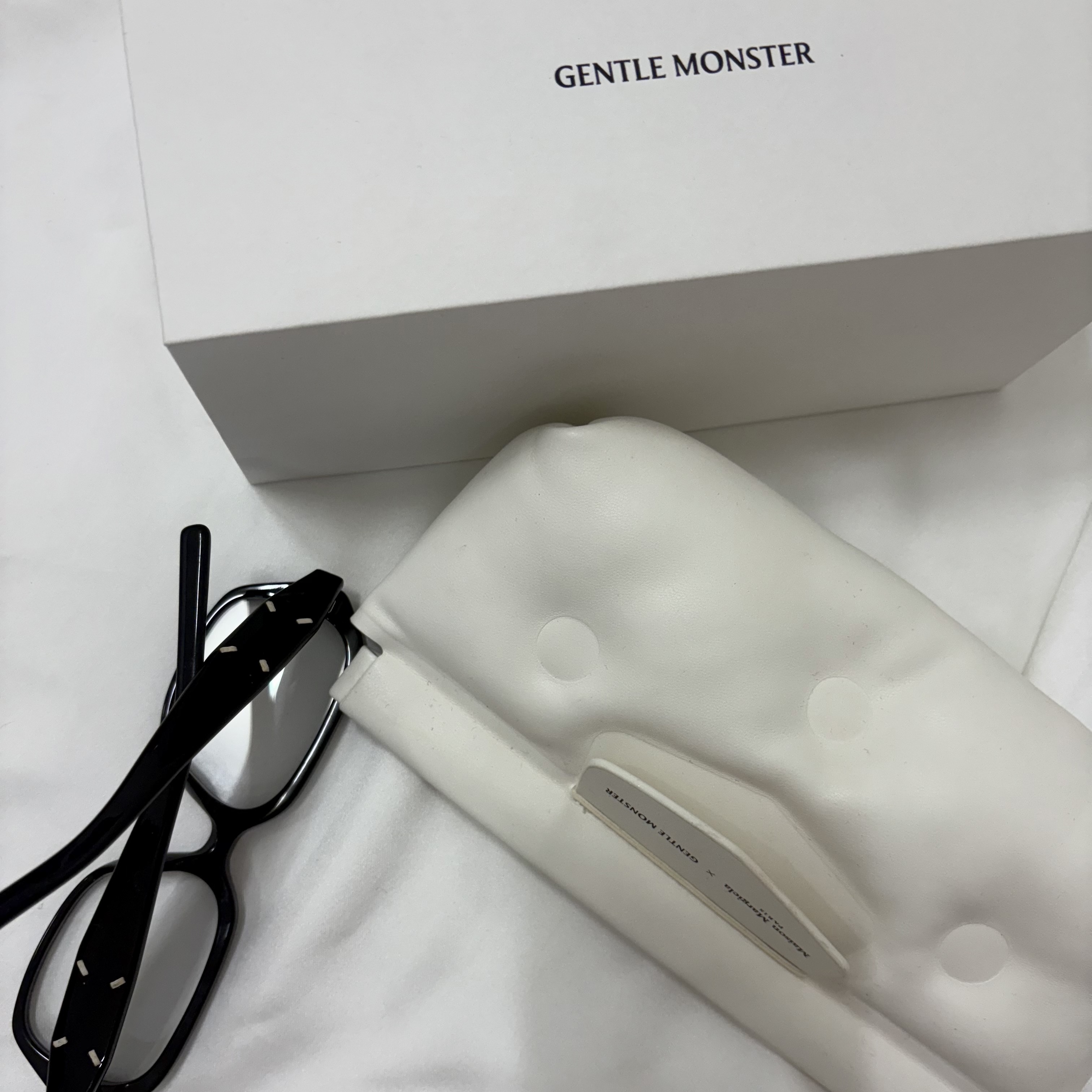 Gentle Monster x Maison Margiela MM212 Black Clear 착용 스타일 - 4