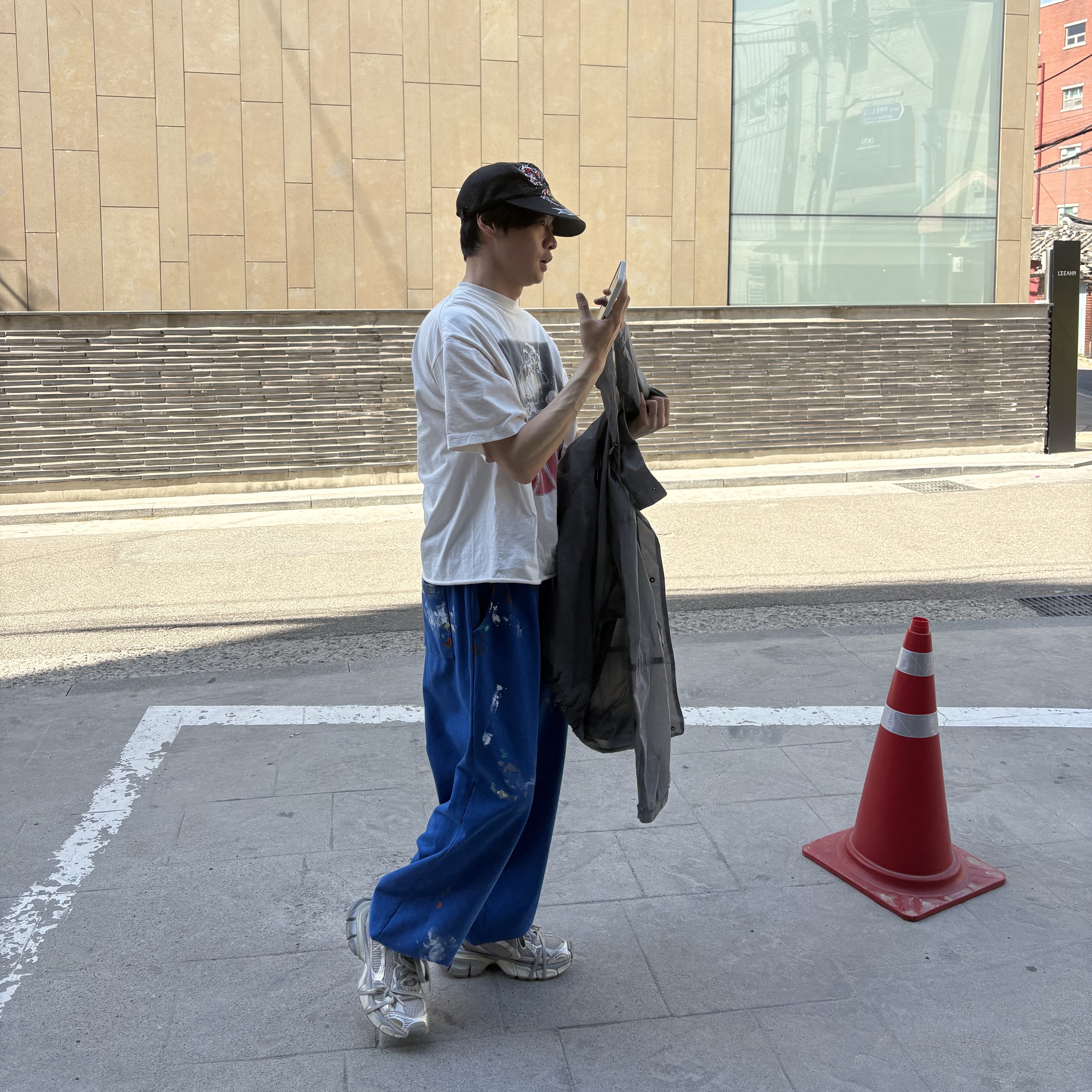 Balenciaga 3XL Sneakers Light Beige, SAINT Mxxxxxx x Freedom S/S T-Shirt White - 24SS 착용 스타일
