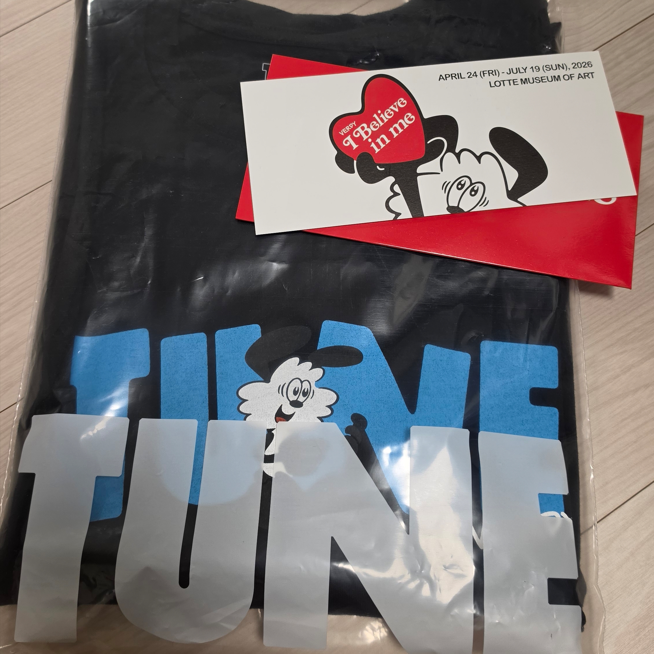 Verdy x Tune Logo T-Shirt Black 착용 스타일 - 2