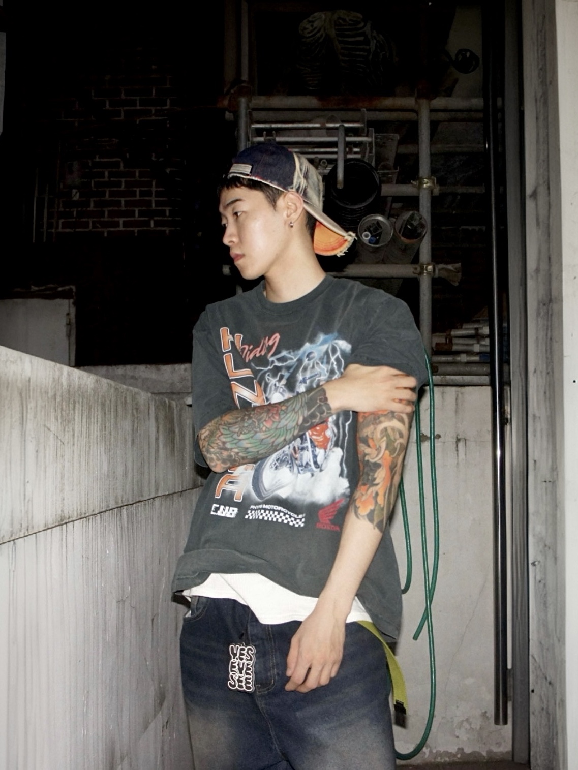 Honda Lighting Hunter Cub Short Sleeve Charcoal, Suade Brush Washed Denim Navy 착용 스타일 - 1