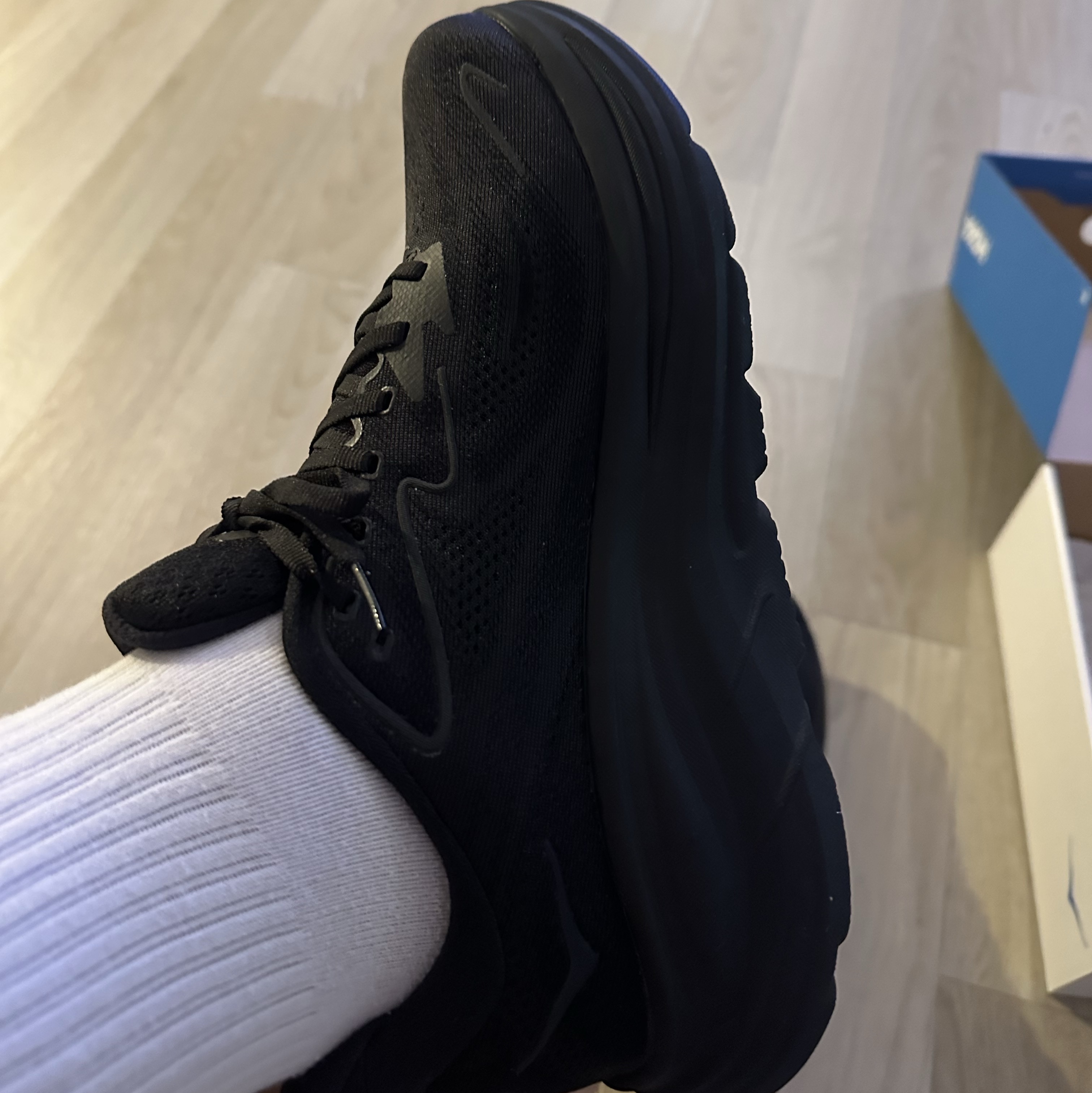 Hoka Clifton 10 Black - Wide 착용 스타일