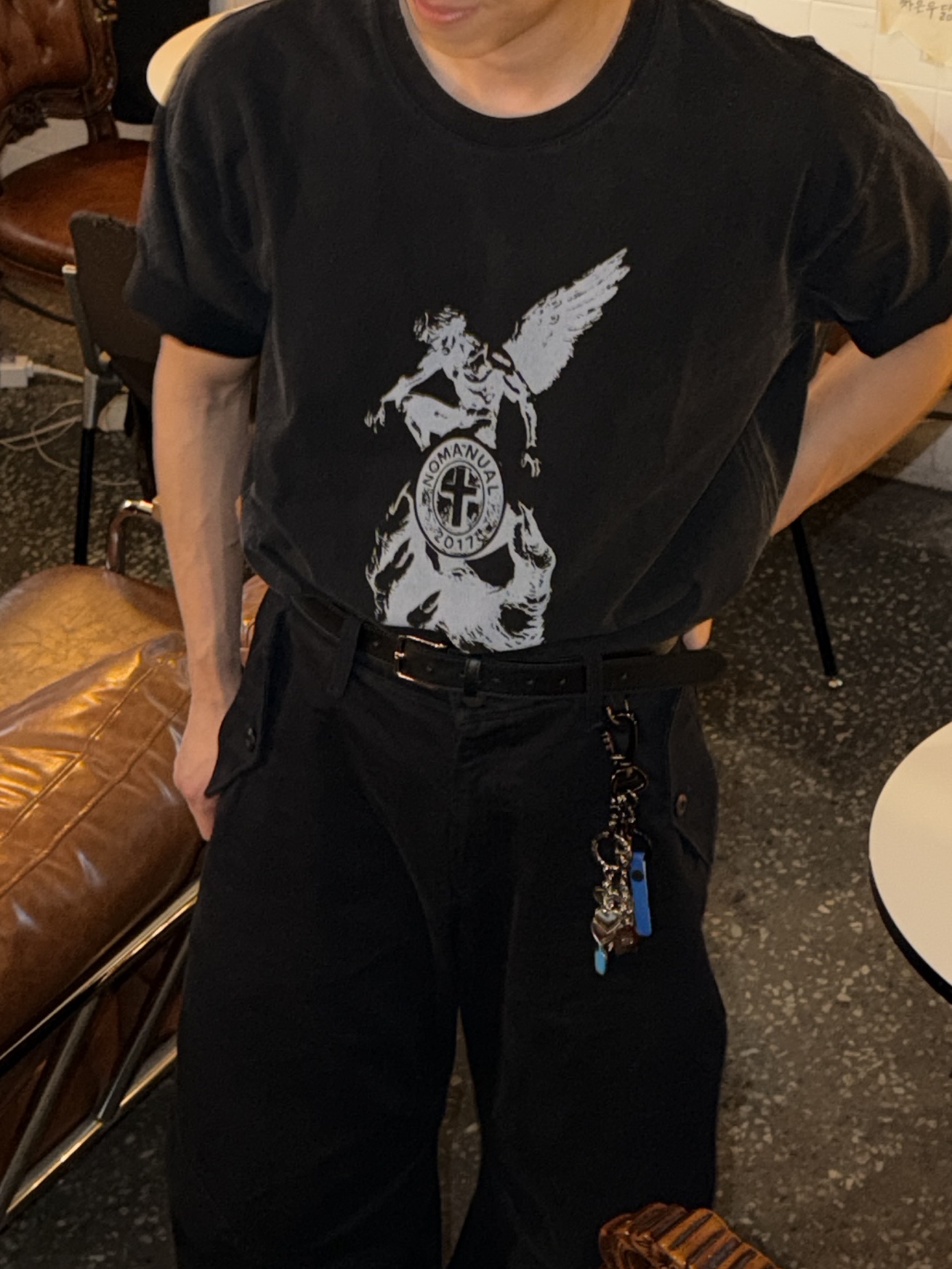 [KREAM 단독] NOMANUAL Devil Ring Damaged T-shirt Washed Black 착용 스타일 - 4