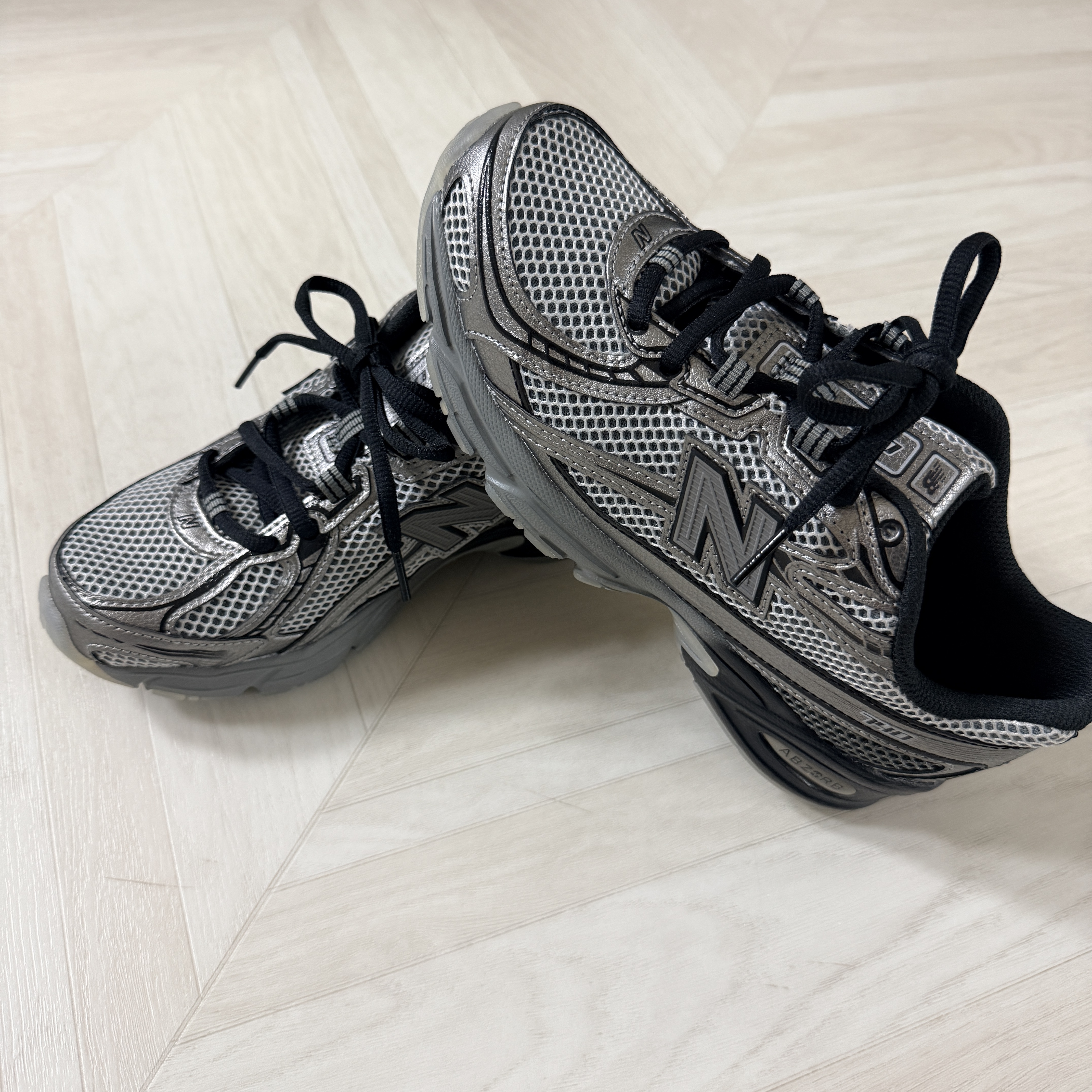 New Balance 740 Dark Silver Metallic 착용 스타일
