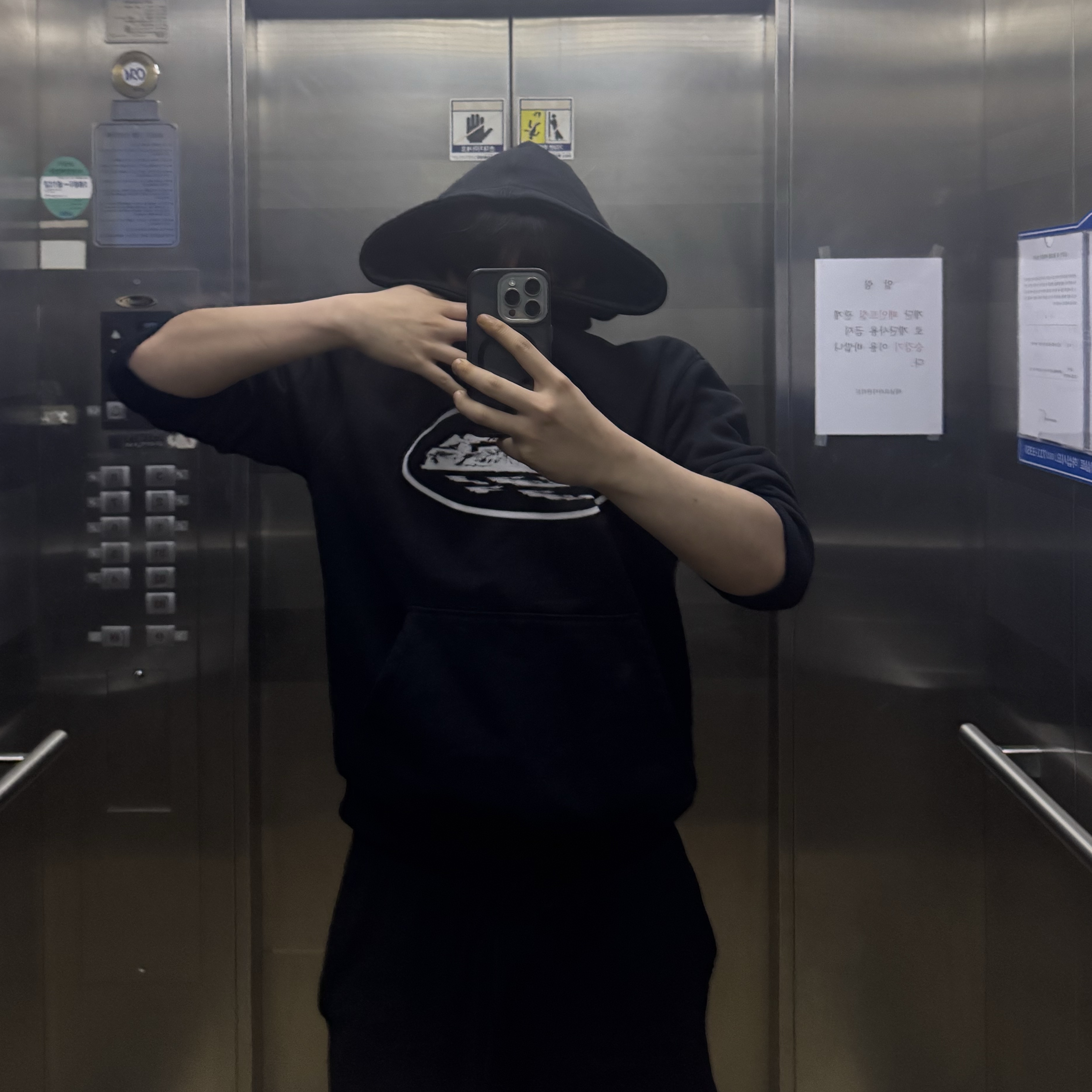 Corteiz Alcatraz Hoodie Black White 착용 스타일